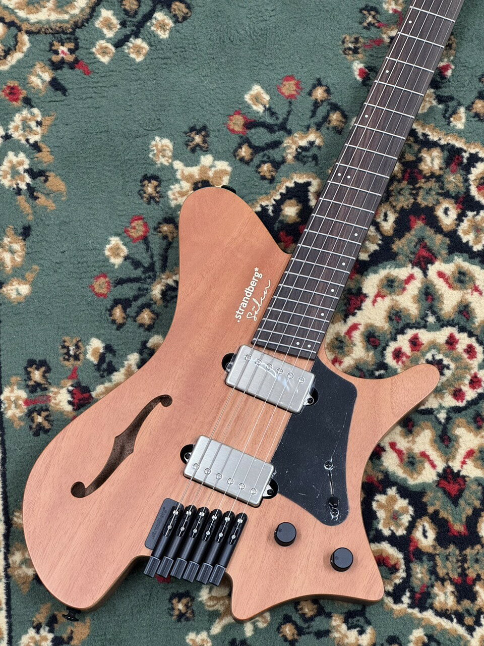 Strandberg S?len Jazz NX 6 Natural：伝統と革新が奏でるジャズサウンド 「S?len Jazz NX 6 Natural」は、トラディショナルなシングルカットのスタイルと、Strandbergが誇る革新的なデザインが融合した、ジャズプレイヤーのために開発されたモデルです。そのユニークなルックスと、手作業で丁寧に仕上げられたナチュラルカラーは、ステージ上で洗練された存在感を放ちます。ジャズギターに求められるウォームなサウンドと、快適な演奏性を両立させています。 人間工学に基づいた快適な演奏性 このモデルの最大の特長は、人間工学に基づいた独自設計です。特許を取得した**「EndurNeck?」**は、台形型のネックプロファイルが手の形状に自然にフィットし、長時間の演奏でも手首への負担を軽減します。複雑なジャズコードやソロフレーズも驚くほどスムーズに演奏できます。また、軽量なボディと完璧な重量バランスは、立った状態でも座った状態でも最高の演奏体験を約束します。 ウォームで豊かなジャズトーン S?len Jazz NX 6は、サウンドにも一切の妥協がありません。ボディにはアルダー材を使用し、メイプルネックとの組み合わせが、ウォームで豊かなジャズトーンを生み出します。さらに、ハムバッカーピックアップを搭載しており、クリーンでふくよかなサウンドから、繊細なニュアンスまで忠実に再現します。 洗練されたデザイン トラディショナルなシングルカットのボディシェイプに、ヘッドレスデザインやマルチスケールといったStrandbergのアイデンティティが融合。クラシックとモダンが共存する、他にはない唯一無二のルックスです。 伝統的なギターの概念を覆し、新たな可能性を切り拓くS?len Jazz NX 6 Natural。このギターは、あなたの音楽的創造性を刺激し、表現の幅をさらに広げてくれるでしょう。 ＿＿＿＿＿＿＿＿＿＿＿＿＿＿＿＿＿＿＿＿＿＿＿＿＿＿＿＿＿＿＿＿＿＿＿＿ ※掲載商品売却に対応した在庫表示の反映は迅速を心がけておりますが、 タイムラグが発生する場合がございます。予めご了承ください。 ※撮影環境やお使いの画面環境によって実物と色味が異なって映る場合がございます。 　予めご了承下さい。 ※各種分割払い(クレジットカード、ショッピングクレジット)ご利用いただけます。 詳しくは担当スタッフまで! 【お問い合わせ先】 担当スタッフまで、お気軽にお電話またはメールにてお問い合わせください。 G-CLUB UMEDA g-umeda@kurosawagakki.com 06-6131-9621 【アフターサービス】 当店はリペアマン常駐の店舗です。 弦高など無料で調整してから発送することも可能です。 アフターサービスやメンテナンス等、行き届いたサービスをお約束します。 【買取・下取・委託】 楽器買い取り＆下取強化中！ Martin　Gibson　Fender、ヴィンテージ高価買取いたします！！ また、委託品もお預かりも可能でございます。 お気軽にお問い合わせ下さいませ。