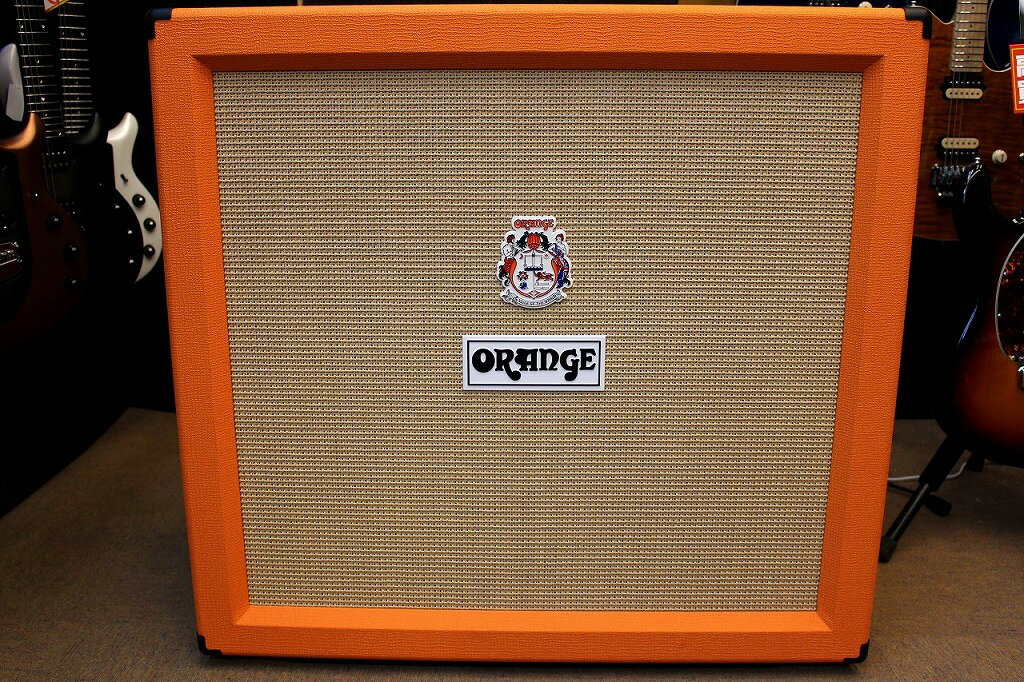 世界中でトップクラスの人気を誇るOrange Amp !! 海外ならジミー・ペイジやジョー・ペリー、国内ならば凛として時雨の345や椎名林檎が愛用しております!! こちらの商品はCelestion Vintage 30 - 12を4発搭載したキャビネットのPC412です。 重厚なボトムエンドとラウドなミッドレンジのCELESTION VINTAGE 30スピーカーを採用。 Orange Ampのヘッドアンプは勿論、様々なメーカーのヘッドアンプとの組み合わせでも最高の出音を出色致します。 そしてライブ等で大切な要素であるルックスの面は言うまでもなく申し分ないです。 オレンジ色の外郭とビンテージホワイトのようなカラーの組み合わせは気品と風格を醸し出しております。 ご自宅で使用される場合もインテリアとして莫大な力を発揮するでしょう。 世界中のプレーヤーが愛するOrange Ampを是非お試しくださいませ。 仕様: 18mm high density Baltic birch plywood | Angled baffle | 2 x Parallel Jacks for ‘daisy-chaining’ to another 16 Ohm Cabinet (total impedance = 8 Ohms) | Hard wearing woven paper grille cloth | Skid runners | steel hardware スピーカー:4 X Celestion Vintage 30 - 12″ 公称入力:240W RMS インピーダンス:16 オーム 材質:13 Ply Birch Plywood Shell /18t 外寸:幅78cm X 高さ74cm X 奥行き37cm 重量:46.5kg モデル番号:PPC412 AD ※画像はサンプルとなります。予めご了承下さいませ。 ※掲載商品売却に対応した在庫表示の反映は迅速を心がけておりますが、 タイムラグが発生する場合がございます。予めご了承ください。