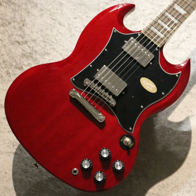 偉大なるエレキギターメーカー、ギブソン社の傘下のブランドであるエピフォン。 Epiphone Inspired By Gibson Collection。2020年製からEpiphoneブランドは大幅なリニューアルが施されました。 今回入荷しましたのはSG Standardの個体です。 Gibson USAのSG Standard、ラージピックガードを非常に濃いチェーリーレッドのカラーリングでEpiphoneで再現しています。 〜仕様、サウンドなど〜 SGが開発された背景にはレスポールの弱点とされていた、重量やハイフレットの弾きにくさを克服するために作られたました。その為、使い心地は抜群です。 木材はマホガニーボディ＆ネック、軽量でありながら、ブライトなロックサウンドも楽しめます。 ネックは60Sスタイルのスリムテーパネックで非常に握りやすく演奏性にもたけ、手の小さい方でも違和感なく演奏できるでしょう。 サウンドの要のピックアップにはエピフォンオリジナルの Alnico Classic PROが搭載されています。 サウンドはSGらしいミドル甘さを体感できる絶妙なトーンとなります。 歪みとの相性もやはり良く、気分はAC/DCさながら。クランチではエッジ感が前に押し出されたような食い付きの良い艶やかなサウンドを、リードサウンドでは粘りのあるドライブとサスティーンにより活き活きとした生々しいサウンドです。 個人的なおすすめのPUポジションはリアのディストーションのサウンドです さらに電装系パーツには、Gibson USAに使用されている”CTS”を採用していますのも嬉しいポイントです。 更にお伝えしたい点がヘッドの形状です。ビンテージ・エピフォンを感じさせるようなカラマズーヘッドと呼ばれる大きめのヘッドストックに変更されています。 クオリティと老舗ブランドの意地が垣間見えるそんなモデルです。 老舗ブランドの安心感もありそれでいてコストパフォーマンスも抜群といたれりつくせりでございます。 エピフォンのギターをお探しの方は是非一度お試しくださいませ。 当店の担当として非常にお勧めです。 〜仕様〜 Body Body Shape：SG Body Material：Mahogany Finish：Gloss Neck Material：Mahogany Profile:60s SlimTaper Scale Length:24.75" / 628.65mm Fingerboard Material:Indian Laurel Fingerboard Radius:12" Number Of Frets:22 Frets:Medium Jumbo Nut Material:Graph Tech NuBone Nut Width:1.69" / 43mm Inlays:Trapezoid Joint:Glued in; Set Neck Hardware Finish:Nickel Tuner Plating:Nickel Bridge:Epiphone LockTone Tune-O-Matic Tailpiece:Epiphone LockTone Stop Bar Tuning Machines:Epiphone Deluxe Tuners 18:1 ratio Pickguard:5-Ply, Black TrussRod:Adjustable Control Knobs:Black Top Hats with Inserts Strap Buttons:2 - bottom and heel Electronics Neck Pickup:Epiphone Alnico Classic PRO Neck Bridge Pickup:Epiphone Alnico Classic PRO Bridge Controls:2- Volume, 2- Tone CTS pots Pickup Selector:3-way Epiphone toggle Output Jack:1/4" Miscellaneous Strings:10, .13, .17, .26, .36, .46 重量: 約3.09kg MADE IN CHINA 正規輸入品 ソフトケース、ユーザー登録カード ※お使いの画面環境によって実物と色味が異なって映ることがございます。予めご了承下さいませ。 ※掲載商品売却に対応した在庫表示の反映は迅速を心がけておりますが、 タイムラグが発生する場合がございます。予めご了承ください。 ※各種分割払い(クレジットカード、ショッピングクレジット)ご利用いただけます。 詳しくは担当スタッフまで! 楽器の詳細及び通信販売の手続き方法は、 お電話かe-mailにてお問い合わせ下さい。 ------------------------------------------- 黒澤楽器店池袋店エレキ本館 東京都豊島区南池袋1丁目25−11 第15野萩ビル B1F TEL 03-3590-9638 ike@kurosawagakki.com -------------------------------------------