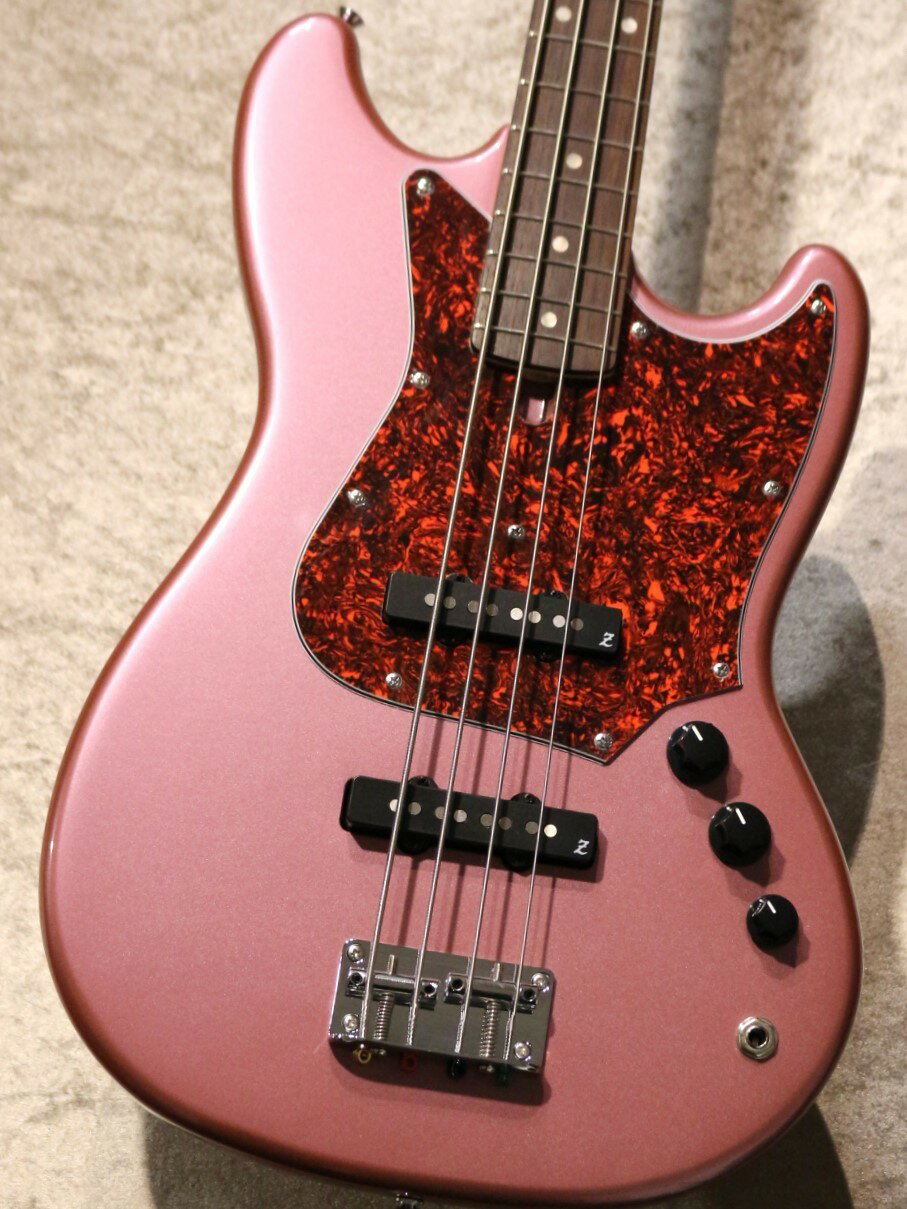 【ショッピングクレジット無金利＆超低金利キャンペーン】 ショッピングクレジットご利用時、36回まで分割手数料無料!! (WEB上でお申し込み頂けます) 詳しくはお電話もしくはメールにてお気軽にお問合せくださいませ。 -------------------------------------------- 1989年の設立以降、青木智仁氏を始め第一線で活躍するベーシストとのコラボレーションにより楽器の開発を続け、プロベーシストのセッティング、アクティブ回路の採用など独自のスタンスにより数多くの名器を生み出した’’ATELIER Z’’。 プロベーシストの意見を落とし込み製作される確かなサウンドは、プロ・アマ問わず多くのユーザーから支持を得ております。 海外で生産を行う事で高コストパフォーマンスを実現した新シリーズ「ATELIER Z DESIGN」。 今回第一弾として、コンパクトなボディに30インチ(ショート)スケールを採用したbabyZが登場致しました。 各部本格的な仕様となっており、アルダーボディ、メイプルネック、ローズウッド指板のウッドマテリアル。 ピックアップにはこのモデルの為に開発を行ったNew Baby-4Jピックアップを搭載しています。 可愛らしいルックスながらサウンドも申し分無く、柔らかい質感の低域等ショートスケールならではの恩恵も受けつつも、明瞭な発音とキレの良さも兼ね備えております。 メーカーご担当者様より、開発段階でピックアップはかなり拘ったと伺っておりましたが、結果として非常に実用的なサウンドに仕上がっています。 滑りの良いサテン(艶消し)ネック、トラスロッド調整が容易なザグリ付きのエンドアジャスト、ネックにはカーボンサポートバーを入れる事でネックの剛性を向上させている等、プレイヤー目線に立って細部まで突き詰められたAtelier Zらしい仕様となっています。 愛機としては勿論、自宅で気軽に触るベースやギタリストの方やこれからベースを始める方等、様々な方にお手に取って頂きたい一本です。 お問い合わせお待ちしております。 ~Specification~ Scale:30" Neck:Maple Fingerboard:Rosewood Body:Alder Tuningkey:Elephant Ear Style Button Tuner Bridge:2 Saddles Bass Bridge 18P Pickups:ATELIER Z NEW baby-4J Controls:Vol, Balancer, Tone 重量: 約3.61kg 付属品: ギグバッグ,保証書 ♪ 通信販売をご利用のお客様へ ♪ 掲載商品売却の際、迅速にサイトから削除するよう心がけておりますが、 ショッピングページの更新にタイムラグが生じる場合がございます。 万一ご注文後に売切れとなっておりました場合は、誠に恐れ入りますがご容赦ください。 店舗での試奏やご購入をお考えのお客様は事前にTEL、またはメールにてご連絡いただきます様お願い致します。 -------------------------------------------- 黒澤楽器店池袋店エレキ本館 東京都豊島区南池袋1丁目25−11 第15野萩ビル B1F TEL 03-3590-9638 Mail:ike@kurosawagakki.com --------------------------------------------