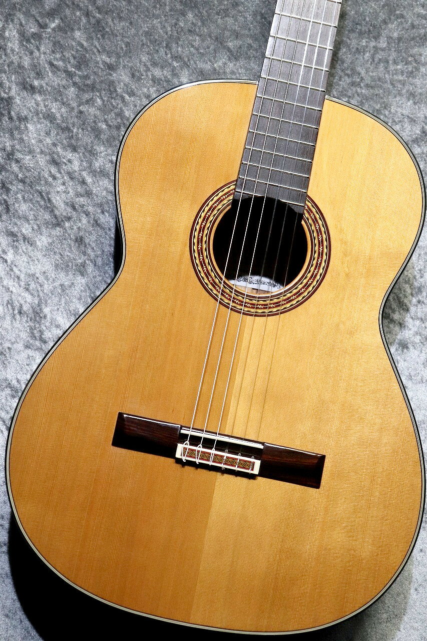 ショッピングクレジット48回分割手数料0%実施中！ 長野県諏訪市に工房を構える「小平ギター」。 小平ギターでは、ギターを始めた人にギターの良さを少しでも多く、深く、早くに知ってもらえるよう1本1本手作業で製作しています。 「AST-120C」は、定番エントリー機種「AST-90 シリーズ」をベースに、より上質な材料・糸巻を選定して制作されています。見た目の美しさ、そしてその音質は、小平ギターの上位機種に相応しいものとなっています。 表板に杉を用いており、表面板松のものに比べ、暖かみのある音色が特長です。 ※ケースは付属致しません。 【主な特長】 ・左右の山が段付きで先鋭、中央の山が丸くて大きいという、アーティスティックな三山のヘッドです。 ・糸巻きは日本が世界に誇る信頼のブランドゴトー製糸巻を採用。 ・音に大きな影響を与えるネック・指板・ブリッジの接着には高級手工ギターやヴァイオリンに使用されるニカワを用いています。 【仕様】 表面板：杉単板 （シダー） 横裏板：ローズウッド 弦長：650mm ナット幅：約52mm 正規保証書、ケースは付属致しません。 全国通信販売も承ります。 楽器の詳細及び通信販売の手続き方法は、 お電話かE-mailにてお問い合わせ下さい。 【クロサワ楽器池袋店 アコースティック館】 TEL:03-5957-5056 E-mail:ike-aco@kurosawagakki.com