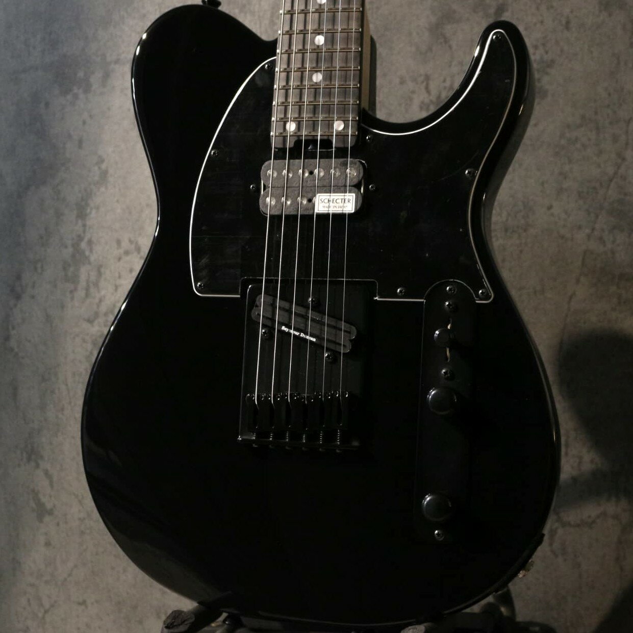 【無金利キャンペーン＆PLEK導入店！】 ショッピングローン48回払い無金利キャンペーン実施中！！ 金利手数料0円で憧れの1本を手に入れるチャンス！！ 更に池袋店は楽器調整用機器PLEK導入店です。 ご購入後メンテナンスもお任せください！！ ------------------------------------------ 黒いカラーにエボニー指板というブラック大好きスペック！！ クロサワ楽器池袋店限定のシェクター担当渾身のオーダー品です。 【オーダーポイント】 まずカラーリングを全てブラックで統一。 そしてピックアップをこだわりました。 フロントは元々搭載されているSchecter Super Rock Jをそのまま。 リアピックアップはSeymour Duncan STHR-1b Hot Rails Teleに変更しました。 Super Rock Jはシェクタージャパン開発のピックアップで、非常にパワフルです。 しかし力任せなだけでなく、細かなピッキングニュアンスにも敏感に反応してくれます。 リアに搭載したSTHR-1bもシングルサイズながらも、パワフルな出力でハムバッカーらしさのあるヘヴィなディストーションサウンドがお得意のピックアップです。 当個体の気になる重量は3.77kgと程よいバランスに仕上がりました。 安定感のあるボディバランスで、重すぎる事も軽すぎることも無いストレスフリーな個体です！！ 【サウンドについて】 テレキャスタータイプではまず見ることの少ない24フレット仕様に2ハムバッカーを採用。 主にハードロックなどゴリゴリに歪ませたジャンルを想定しオーダーしました。 歪みサウンドとの相性が抜群でガッツリハードなロックでご使用いただけます！！ そしてハムバッカーを搭載する事でノイズレスなクリーントーンを奏でます。 ハムバッカー故のロックやポップスはもちろん、ジャズトーンまでカバー出来る汎用性の高いギターに仕上がりました。 更に機能面も充実。 コイルタップ機能を搭載し、シングルコイルに切り替えも出来ます！！ テレキャスターらしさ溢れるチャキッとした音色でカッティングも余裕。 トーンノブにはハイカット&ローカット機能が付いています。 多彩なサウンドメイクで様々な幅広いジャンルでお使い頂ける逸品に仕上がりました！！ そのほかロック式のチューニングマシンに6連サドルのハードテイル仕様にすることでチューニングの安定性も確保。 ・弾きやすいテレキャスターモデルが欲しい。 ・ハムバッカーもシングルコイルも使いたい。 などと言った方に、まずおすすめしたいモデルでございます。 【仕様・詳細】 基となったモデルのKR-24-2H-FXDと比較しながら説明していきます。 ・アルダーボディ、アングル付きジョイント、コンター エレキギターの定番サウンドを形作るアルダーを用いり、ネックジョイント部はシェクター持ち前の、しっかりとネックとボディを接合しつつも、薄く削られたジョイントでハイフレットも弾き易い仕上がりです。 身体へのフィット感も抜群です。 ・エボニー指板、24フレット、12R 通常ローズウッド指板のところエボニーにてオーダー。 黒々とし、目の詰まった木材で導管が詰まっている為演奏性も滑らかです。 レスポンスが速く立ちあがりの良い明瞭な音色を作り出します。 更に24フレット、指板ラディアスは12Rと極限までプレイアビリティを求めた仕様となっております。 ・メイプルネック サテン仕上げ、薄めのCシェイプを採用した安定のメイプルを採用。 小柄な方やプレイアビリティを求める方におすすめです。 ・ハードウェア系 チューニングマシンはロック式を採用し、弦を巻かなくてもチューニングが出来、弦交換もすぐに終わります。 ロック式はチューニングの安定性も高く、ヘッド先端になるにつれ、ナットからペグへの入射角度が調整された優れもの。 裏側のホイールを回すことで弦を固定しますので直感的な操作が可能です。 ブリッジにはチューニングの安定性が高いハードテイル仕様で独立した6つのサドルを採用することで、各弦の調整が細かく可能です。 トラスロッドはネックエンド側のホイールで調整可能ですので、すぐに最適な演奏状態にすることができます。 ・電装系 上述のピックアップ構成に、5wayのトグルスイッチの内容は下記のとおりです。 1.フロントハム 2.フロントシングル 3.シングルミックス 4.リアシングル 5.ブリッジハム ハーフトーンはオーソドックスなシングルコイルのテレキャスターサウンド。 パワーのあるチャキっとした音色。 そしてトーンノブはPush-Pullスイッチになっています。 通常通りハイカットのトーンノブとして機能し、プルアップすることで低音の調整をするローカット機能に変化します。 低音感を減らしたり増やしたり出来るのは珍しい仕様です。 元々厚みのある低音が出やすいタイプですので、相性抜群です！！ プレイアビリティの高いハイクオリティな日本製モデルです。 その卓越したサウンドと演奏性を、ぜひ池袋店でお確かめくださいませ。 当ページをご覧になったことをお伝えいただければ、担当スタッフがご案内致します。 ご購入後の弦交換やネック調整はもちろん、メンテナンスに関するご相談も、お気軽にお申し付けください。 もちろん通信販売も大歓迎でございます。 店頭、通販ともに心よりお待ちしております。 【付属品】 ロゴ入りソフトケース、六角レンチ、保証書 【SPEC】 Neck : Maple Fingerboard : Ebony No. of Fret : 24 Nut Width : 42mm Nut : Bone Radius : "12R Scale : 648mm Body : Alder 2P Finish : Poly Neck Pickup : SCHECTER SUPER ROCK J. Bridge Pickup : Seymour Duncan STHR-1b Hot Rails Tele Controls : Master Vol , Master Tone , 5way SW ※お使いの画面環境によって実物と色味が異なって映ることがございます。予めご了承下さいませ。 ※掲載商品売却に対応した在庫表示の反映は迅速を心がけておりますが、 タイムラグが発生する場合がございます。予めご了承ください。 ♪ 通信販売をご利用のお客様へ ♪ 掲載商品売却の際、迅速にサイトから削除するよう心がけておりますが、 ショッピングページの更新にタイムラグが生じる場合がございます。 万一ご注文後に売切れとなっておりました場合は、誠に恐れ入りますがご容赦ください。 店舗での試奏やご購入をお考えのお客様は事前にTEL、またはメールにてご連絡いただきます様お願い致します。 -------------------------------------------------- 黒澤楽器店池袋店エレキ本館 東京都豊島区南池袋1丁目25－11 第15野萩ビル B1F TEL 03-3590-9638 Mail:ike@kurosawagakki.com E-mail : ike@kurosawagakki.com --------------------------------------------