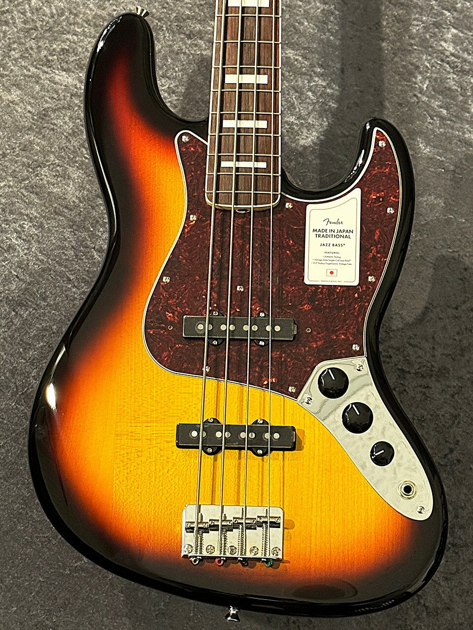 【ショッピングクレジット無金利＆超低金利キャンペーン】 ショッピングクレジットご利用時、48回まで分割手数料無料!! (WEB上でお申し込み頂けます) 詳しくはお電話もしくはメールにてお気軽にお問合せくださいませ。 -------------------------------------------- フェンダーの伝統的なサウンドと日本製ならではの丁寧な作り込みが魅力的なMade in Japan Traditionalシリーズが入荷致しました!! こちらのLate 60s Jazz Bassモデルは60年代後期の仕様を再現。 ネックのバインディング、ブロックポジション、パドルペグ等、ツボを押さえた大変素敵なモデルに仕上がっています。 また、当個体は重量3.85kgと非常に軽量で取り回し良好な点と、 バスウッドボディながら木目がしっかり出ている点が大変魅力的な個体でございます。 -------------------------------------------- フェンダーの伝統的な楽器製作の美学と日本の洗練されたクラフトマンシップを融合することで導き出されたMade in Japan Traditionalシリーズ。フェンダーの正統なDNAが、確かなMade in Japanクオリティで蘇ります。 Made in Japan Traditional Late 60s Jazz Bassはグロスフィニッシュのバスウッドボディに、ヴィンテージスタイルの20フレットを採用し、9.5インチラジアスの”U” シェイプメイプルネックがTraditionalシリーズならではのクラシカルな演奏製を提供します。 60年代後期を彷彿とさせるブロックインレイにバインディング指板のネックと、Vintage-Style "Lollipop"のチューニングマシーンが、本製品ならではのコレクター心をくすぐる特別な仕様となっています。 4サドル式ヴィンテージスタイルブリッジ、そしてTraditionalシリーズのために選定されたオリジナルピックアップはリアルで音楽的なヴィンテージトーンを奏でます。 堅実なギタークラフトマンシップと、プレイヤーのニーズに柔軟に対応する答えが、本シリーズに反映されています。 ~Specification~ Body Material: Basswood Body Finish: Gloss Polyester Neck: Maple, “U” Shape Neck Finish: Gloss Urethane Fingerboard: Rosewood, 9.5” (241 mm) Frets: 20, Vintage Nut (Material/Width): Bone, 1.5” (38.1 mm) Scale Length: 34” (86.36 cm) Bridge: 4-Saddle Vintage-Style Pickguard: 4-Ply Tortoiseshell Pickups: Vintage-Style Single-Coil Jazz Bass Controls: Volume 1. (Middle Pickup), Volume 2. (Bridge Pickup), Master Tone Knobs: Black Plastic Hardware Finish: Nickel/Chrome 重量: 約3.85kg 付属品: ギグバッグ、正規保証書 お問い合わせお待ちしております。 ♪ 通信販売をご利用のお客様へ ♪ 掲載商品売却の際、迅速にサイトから削除するよう心がけておりますが、 ショッピングページの更新にタイムラグが生じる場合がございます。 万一ご注文後に売切れとなっておりました場合は、誠に恐れ入りますがご容赦ください。 店舗での試奏やご購入をお考えの方は事前にTEL、またはメールにてご連絡いただければ確実です。 -------------------------------------------- 黒澤楽器店池袋店エレキ本館 東京都豊島区南池袋1丁目25−11 第15野萩ビル B1F TEL 03-3590-9638 Mail:ike@kurosawagakki.com ------------------------------------------