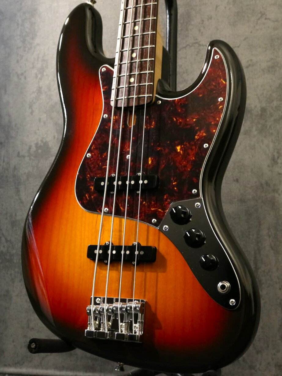 ショッピングローン48回払い無金利キャンペーン実施中！！ 金利手数料0円で憧れの1本を手に入れるチャンス！！ 更に池袋店は楽器調整用機器PLEK導入店です。 ご購入後メンテナンスもお任せください！！ ------------------------------------------ 数量限定！！ 対象商品をご購入で、もれなく「FGNオリジナルクロス」をプレゼント！！！ ※なくなり次第終了となりますのでご了承ください。 美しすぎる極上の選定材を使用した逸品が待望の入荷です！！ 大人気のアルダーボディ、ローズウッド指板、JBスタイルのNJB200RALを基にしたクロサワ楽器限定モデルとなります。 【オーダーポイント】 2024年の夏、灼熱の中で担当が現地で木材選定をした思い出と情熱溢れる注目の1本です！ 杢目の美しさに酔いしれてください！！ ネックには波のように揺らめく縮杢や虎杢が入り交じり芸術的な魅力を放つカーリーメイプル。 現地で見た時に随所に浮かび上がるフレイム模様は選定の段階で輝きを放っておりました！ 実際に組みあがったその姿を見ますと当時より遥かに美しく、ギラつきも増しておりあの時の選定は間違っていなかったと確信いたしました！ これはカッコイイ、、、、！！！感動です。 そして指板にはニューハカランダと称されるマダガスカルローズウッドを採用。 ヴィンテージ楽器のようなレスポンスの速いサウンドを作り出し、目のギュッと詰まった肉厚な高級感のある指板となっております。 こちらも現地で選定をしたもので、均等の綺麗な木目と密度の高さに惹かれた材でございます。 カーリーメイプル×マダガスカルローズウッド、抜群の相性です！！ 塗装には半艶で仕上げたトップラッカーを採用し、経年変化を経たヴィンテージ楽器のような特徴的な質感が堪らなく上品でカッコいい仕上がりとなっています。 ハイエンドブランドでしか見る機会の無いような仕様で製作された逸品。 これぞ極上のオーダーモデル！！ 限定生産です！！ 【サウンドやプレイアビリティ】 オールジャンルにマッチするサウンドかつ、パワフルな印象です。 指弾きはもちろん暖かみのある音色、スラップをした際には程よく切れ味のある耳障りの良い高音を奏で、クリアな仕上がりです。 ピックアップはSeymour Duncan Vintage SJB-1を搭載し、指のニュアンスをしっかり拾い、フロントではルーズ、リアではタイトな音色で、指弾きもスラップもピック弾きも心地よい出力です。 リアのタイトなサウンドが非常に心地よく、ファンクなサウンドも抜群です。 現代のポップスやジャズ、ファンク、ロックなど様々なジャンルで活躍してくれます。 フロントピックアップでは非常に柔らかくメロウな音色が奏でられ、トーンを絞り、ウッドベースやバイオリンベースのようなふくよかさを再現するのも、楽しみ方の1つとしておすすめです。 コントロール部分は馴染み深い2Volume・1Toneという配列に加えToneノブを引き上げる事でピックアップの配線を切り変えるシリーズ/パラレルの選択が可能となっています。 通常のパラレル接続のスッキリとしたジャズベースサウンドからシリーズ接続時はプレシジョンベースのようなパワフルなサウンドに切り替えることができます。 つまりジャズべとプレベをどっちも持っているようなモノです！！ ネックには程よい厚みのUシェイプネックを採用し、細目に作られたネックのベースよりも基音をしっかりと感じられ、ボディとネックの振動がしっかりとあるため、倍音成分も感じられます。 フジゲン独自の特許技術や視認性の高い蓄光素材をサイドポジションマークに採用するなど、実用性を高めたベースとなっております。 通常￥19,800のPlekマシンによる擦り合わせ、スキャンデータに基づく調整を行っております。 弦高（12F） 4弦：2.2mm / 1弦：1.8mm 全ポジションで滑らかな演奏性を確保しております。 【木材構成など】 アルダーボディ、マダガスカルローズウッド指板、カーリーメイプルネックという木材構成。 定番の組み合わせからは外れずに馴染みのある木材のワンランク上に位置する木材構成となっております。 温かみのあるサウンドで存在感はしっかりとありつつも他の楽器も引き立てるような定番の組み合わせです。 ・アルダーボディ アッシュと比較した場合、程よい重量感で甘い音色を得意とし中音域が良く聴こえ暖かみのあるサウンドを形作ります。 平均的な重量の為身体への負担も少ないかと存じます。 塗装にはラッカーを採用し、半艶仕上げとなっており、滑らかな質感が堪らなくカッコいいボディ仕上げです。 ・マダガスカルローズウッド指板 ワシントン条約の関係上、使用が制限されその希少性から度々代替材を用いられることが多いローズウッドの中でも一際人気なローズウッドです。 一般的に用いられるインディアンローズウッドよりも音の立ち上がりに優れ、導管が詰まったそのルックスや、滑らかな演奏性から人気の高い木材です。 ・カーリーメイプルネック 波打つような模様やフレイム模様が混雑した芸術的な特徴を持つメイプルネックです。 ハイエンドメーカーなどでしか普段目にする事の無いような凄まじい美しさを放っています。 シェイプは程よい厚みを持つクラシックなグロスフィニッシュとなっています。 ツヤツヤな仕上げでグリップ感が非常に良い昔ながらのスペックです。 クラシックフォームで弾いた際に親指に余計な力を入れなくても自然なフォームになり疲れにくい印象がございます。 【付属品】 ソフトケース、レンチ、保証書 【SPEC】 Body: Alder Neck: Curly Maple U-Shape Finger Board: Madagascar Rosewood Frets : 20F Medium Jumbo C.F.S. Scale : 34" (864mm) Tuners: GOTOH GB2 Bridge: GOTOH J510SJ-4 (String Pitch = 19mm) Pickup: Seymour Duncan Vintage SJB-1 Control: 2Volume, 1Tone w/ Push-Pull SW (Series/Parallel Select SW) Body Finish：Top Lacquer Gloss ※お使いの画面環境によって実物と色味が異なって映ることがございます。予めご了承下さいませ。 ※掲載商品売却に対応した在庫表示の反映は迅速を心がけておりますが、 タイムラグが発生する場合がございます。予めご了承ください。 ※各種分割払い(クレジットカード、ショッピングクレジット)ご利用いただけます。 詳しくは担当スタッフまで! 楽器の詳細及び通信販売の手続き方法は、 お電話かe-mailにてお問い合わせ下さい。 黒澤楽器店池袋店エレキ本館 東京都豊島区南池袋1丁目25－11 第15野萩ビル B1F TEL 03-3590-9638 Mail: ike@kurosawagakki.com