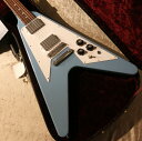 この度の入荷は元祖変形ギターとも言えるFlying V です！ フライングVは見たままですがVとも矢印とも云われるボディ形状をしております。音のためでもプレイアビリティのためでも重量バランスのためでもなく、ステージでのかっこ良さのみを追求して考案されたそうです。 フライングVは1958年から1960年にかけて革新的なギターとして発表、販売されましたが、時代に合わずあえなく生産終了となります。斬新すぎたその見た目が受けいられませんでした。 Flying Vが再生産されたのは1967年のことです。現在ではハードロックやメタル等のジャンルで活躍しておりますが、復活までは時間を置くことになりました。 入荷の個体は70年代スタイルとなっておりカラーはレアカラー仕様でマウイブルーを採用。70年代末期から80年代初頭にかけて発売されたカスタムカラーの再現となります。マウイブルーですがとても艶やかな薄めの青色です。こちらのブルーはソニックブルーともとれる感じですがVOS仕上げのため、満遍なく綺麗なブルーではなくやや緑がかったところも光の加減により感じることが出来ます。マウイ島の海を連想させるようなブルーのマッチング・ヘッドも魅力的です。 仕様はマホガニー・ボディ（79V-SPEC）、3ピースマホガニー・ネック、ローズ指板・ミディアムスケール、ナット幅39mm、小振りな細身のネックシェイプもリアルに再現しています。ネックですが握った印象は程よく肉厚でありながら薄さも感じる握りやすいシェイプでボリュートつきとなります。 見所は丸型ヘッドにショートロッドカバーのデザインはFlying Vファンには御馴染みのスペックから、クリームのスイッチチップ、ソンブレロノブ、Made In Germany Schallerメタルペグなど、随所に拘りを見せる仕様となっております！ 何といっても70sルックスは必見です。可愛らしいマウイブルーと丸ヘッドの可愛さとクールさが同居する見事な佇まいで是非抱えてほしいです。 サウンドの要のピックアップには70年代のT-Buckerを再現した"Super 74"を搭載。Alnico 3です。定番PAF系ピックアップに比べて明るいサウンドが特徴です。ややエッジが立つ印象でモダンでアグレッシブなピックアップと言えるでしょう！攻撃的ディストーションサウンドです！弾いてみました印象は中域にパワフルさがあり、非常に明るいサウンドが特徴のピックアップとなります。そのため歪みのノリが非常によく倍音も豊かで、まさにギタリストがこれだと叫びたくなるサウンドを体感できます。アリーナクラスのステージにも対応できるでしょう。 コントロールは2Vol、1Tone、1トグルスイッチ（ピックアップセレクター）、ブリッジはABR1＋ストップテイルピースです。 パーツにはエイジングが施されているパーツが使用されています。 これらの仕様から繰り出されますサウンドは正しく王道。暖かみのあるクリーンから攻撃的なドライブサウンドまで刺激的です。ボディ形状だからこそ得られる軽く、甘く、柔らかいサウンドが、フライングVの個性であると言えます。 変形ギターの恩恵かもしれませんが歪ませた時に感じる粘り、食いつき感がなんともたまらなく絶妙だと思いますのは気のせいでしょうか？ 是非お早めにどうぞ！ ~Spec~ Body : Mahogany Neck : 3piece Mahogany Figerboard : Indian Rosewood Scale : 24.75 Nut : 39mm Inlay : Dot Neck Pickup : Super 74 Bridge Pickup : Super 74 Control : 2vol/1tone/3-way ※お使いの画面環境によって実物と色味が異なって映ることがございます。予めご了承下さいませ。 ※掲載商品売却に対応した在庫表示の反映は迅速を心がけておりますが、 タイムラグが発生する場合がございます。予めご了承ください。 楽器の詳細及び通信販売の手続き方法は、 お電話かe-mailにてお問い合わせ下さい。 黒澤楽器店池袋店エレキ本館 東京都豊島区南池袋1丁目25－11 第15野萩ビル B1F TEL 03-3590-9638 Mail: ike@kurosawagakki.com