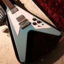 この度の入荷は元祖変形ギターとも言えるFlying V です！ 今回のマウイブルーですが前に入荷した個体は鮮やかな青でしたが、それよりもVOSが進んでおり色味に青が退色しました緑の色味が出てきている感じとなっております。架空も歴史をたどった雰囲気ある色味です！（画像ではやや分かりづらいかもです） フライングVは見たままですがVとも矢印とも云われるボディ形状をしております。音のためでもプレイアビリティのためでも重量バランスのためでもなく、ステージでのかっこ良さのみを追求して考案されたそうです。 フライングVは1958年から1960年にかけて革新的なギターとして発表、販売されましたが、時代に合わずあえなく生産終了となります。斬新すぎたその見た目が受けいられませんでした。 Flying Vが再生産されたのは1967年のことです。現在ではハードロックやメタル等のジャンルで活躍しておりますが、復活までは時間を置くことになりました。 入荷の個体は70年代スタイルとなっておりカラーはレアカラー仕様でマウイブルーを採用。70年代末期から80年代初頭にかけて発売されたカスタムカラーの再現となります。マウイブルーですがとても艶やかな薄めの青色です。こちらのブルーはソニックブルーともとれる感じですがVOS仕上げのため、満遍なく綺麗なブルーではなくやや緑がかったところも光の加減により感じることが出来ます。マウイ島の海を連想させるようなブルーのマッチング・ヘッドも魅力的です。 仕様はマホガニー・ボディ（79V-SPEC）、3ピースマホガニー・ネック、ローズ指板・ミディアムスケール、ナット幅39mm、小振りな細身のネックシェイプもリアルに再現しています。ネックですが握った印象は程よく肉厚でありながら薄さも感じる握りやすいシェイプでボリュートつきとなります。 見所は丸型ヘッドにショートロッドカバーのデザインはFlying Vファンには御馴染みのスペックから、クリームのスイッチチップ、ソンブレロノブ、Made In Germany Schallerメタルペグなど、随所に拘りを見せる仕様となっております！ 何といっても70sルックスは必見です。可愛らしいマウイブルーと丸ヘッドの可愛さとクールさが同居する見事な佇まいで是非抱えてほしいです。 サウンドの要のピックアップには70年代のT-Buckerを再現した"Super 74"を搭載。Alnico 3です。定番PAF系ピックアップに比べて明るいサウンドが特徴です。ややエッジが立つ印象でモダンでアグレッシブなピックアップと言えるでしょう！攻撃的ディストーションサウンドです！弾いてみました印象は中域にパワフルさがあり、非常に明るいサウンドが特徴のピックアップとなります。そのため歪みのノリが非常によく倍音も豊かで、まさにギタリストがこれだと叫びたくなるサウンドを体感できます。アリーナクラスのステージにも対応できるでしょう。 コントロールは2Vol、1Tone、1トグルスイッチ（ピックアップセレクター）、ブリッジはABR1＋ストップテイルピースです。 パーツにはエイジングが施されているパーツが使用されています。 これらの仕様から繰り出されますサウンドは正しく王道。暖かみのあるクリーンから攻撃的なドライブサウンドまで刺激的です。ボディ形状だからこそ得られる軽く、甘く、柔らかいサウンドが、フライングVの個性であると言えます。 変形ギターの恩恵かもしれませんが歪ませた時に感じる粘り、食いつき感がなんともたまらなく絶妙だと思いますのは気のせいでしょうか？ 是非お早めにどうぞ！ ~Spec~ Body : Mahogany Neck : 3piece Mahogany Figerboard : Indian Rosewood Scale : 24.75 Nut : 39mm Inlay : Dot Neck Pickup : Super 74 Bridge Pickup : Super 74 Control : 2vol/1tone/3-way ※お使いの画面環境によって実物と色味が異なって映ることがございます。予めご了承下さいませ。 ※掲載商品売却に対応した在庫表示の反映は迅速を心がけておりますが、 タイムラグが発生する場合がございます。予めご了承ください。 楽器の詳細及び通信販売の手続き方法は、 お電話かe-mailにてお問い合わせ下さい。 黒澤楽器店池袋店エレキ本館 東京都豊島区南池袋1丁目25－11 第15野萩ビル B1F TEL 03-3590-9638 Mail: ike@kurosawagakki.com