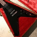 80年代にタイムスリップ！！ この度の入荷は元祖変形ギターとも言えるFlying V です！ 入荷の個体は1984年に販売されていた「Flying V 83」がベースとなっております80s Flying Vでございます！真っ黒です！ オリジナルのFlying V 83はアルダーボディが使われておりましたがこちらの80s Flying Vはマホガニー材を使用したモデルとなっております。さらにピックガードレス仕様。往年、王道のハードロックサウンドが繰り出される事間違い無です！！ フライングVは見たままですがVとも矢印とも云われるボディ形状をしております。音のためでもプレイアビリティのためでも重量バランスのためでもなく、ステージでのかっこ良さのみを追求して考案されたそうです。 フライングVは1958年から1960年にかけて革新的なギターとして発表、販売されましたが、時代に合わずあえなく生産終了となります。斬新すぎたその見た目が受けいられませんでした。 Flying Vが再生産されたのは1967年のことです。現在ではハードロックやメタル等のジャンルで活躍しておりますが、復活までは時間を置くことになりました。 入荷の個体は80年代スタイルとなっておりカラーはエボニーブラックカラー、仕様はマホガニー・ボディ、マホガニー・ネック、ローズ指板・ミディアムスケール、ネックはスリムテーパーを採用しています。非常に握りやすいネックで演奏性は抜群です。 更にドットポジションやブラックエスカッション、丸ヘッドなどの仕様も必見！ヘッドのロゴの位置もしっかりと見ておきましょう！ サウンドの要のピックアップには新開発のこちらのモデル用に開発されたとされる80s Tributeを搭載。 弾いてみました印象は中域から高域にパワフルさがあります。リアのピックアップはコイルターン数を増やしてありまさにハードロック、80年代の時代を象徴するサウンドです！ 歪みのノリが非常によく倍音も豊かで、まさにギタリストがこれだと叫びたくなるサウンドを体感できます。アリーナクラスのステージにも対応できるでしょう。 ハンドワイヤリング配線されたエレクトロニクスとなっておりオレンジドロップキャパシタ―も標準搭載となります。サウンドの明瞭さに貢献している点です。 コントロールは2Vol、1Tone、1トグルスイッチ（ピックアップセレクター）、ブリッジはナシュビルチューン・オー・マチック＋ストップテイルピース、ペグは信頼のGROVER製です。 これらの仕様から繰り出されますサウンドは正しく王道。暖かみのあるクリーンから攻撃的なドライブサウンドまで刺激的です。ボディ形状だからこそ得られる軽く、甘く、柔らかいサウンドが、フライングVの個性であると言えます。 変形ギターの恩恵かもしれませんが歪ませた時に感じる粘り、食いつき感がなんともたまらなく絶妙だと思いますのは気のせいでしょうか？ 是非お早めにどうぞ！ ~以下メーカーページより～ Gibson Flying V™は、現代のギタリストにとって非常に象徴的なデザインです。1958年に初めて登場し、その後数十年の間に、特にハードロックやメタルのギタリストの間で人気が高まりました。特に1980年代はこのモデルが本格的にヒットした時期です。Gibson 80s Flying Vは、高い人気を誇る1984年のモデルをベースにしています。速弾きに適したスリムテーパー・マホガニーネックにローズウッド指板を採用しています。象徴的な形状のマホガニー・ボディは、当時のモデル特有のファットなトーンと豊かなサスティーンを忠実に再現した新しい80s Tributeピックアップを搭載しています。ハードシェル・ケースが付属します。 ~Spec~ Body Body Styles:Flying V Body Shape:Flying V Body Material:Mahogany Body Finish:Gloss Nitrocellulose Lacquer Neck Profile:SlimTaper Scale Length:628.65 mm / 24.75 in Fingerboard Material:Rosewood Fingerboard Radius:304.8 mm / 12 in Fret Count:22 Frets:Medium Jumbo Nut Material:Graph Tech Nut Width:43.053 mm / 1.695 in End Of Board Width:57.404 mm / 2.26 in Inlays:Acrylic Dot Joint:Glued In, Set Neck Hardware Finish:Chrome Bridge:Aluminum Nashville Tune-O-Matic Tailpiece:Aluminum Stop Bar Tuning Machines:Grover Rotomatic with Contemporary Buttons Pickguard:None Truss Rod:Adjustable Control Knobs:Black Top Hat Switch Tip:Cream Electronics Neck Pickup:80s Tribute Bridge Pickup:80s Tribute Controls:2 Volume, Master Tone, Hand-wired with Orange Drop Capacitors Pickup Selector:3-way Toggle Output Jack:1/4" Strings Gauge:.010, .013, .017, .026, .036, .046 Case:Hardshell Case ※お使いの画面環境によって実物と色味が異なって映ることがございます。予めご了承下さいませ。 ※掲載商品売却に対応した在庫表示の反映は迅速を心がけておりますが、 タイムラグが発生する場合がございます。予めご了承ください。 楽器の詳細及び通信販売の手続き方法は、 お電話かe-mailにてお問い合わせ下さい。 黒澤楽器店池袋店エレキ本館 東京都豊島区南池袋1丁目25－11 第15野萩ビル B1F TEL 03-3590-9638 Mail: ike@kurosawagakki.com