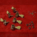 The Clone Tuning Machines for 60 LP Nickel [9215] Original Kluson同様に、既成品の殆どに使用されている鉄製のポストから、ブラス製のポストへ、また内部のワッシャー等もプラスティックからブラス製に変更することで、より音楽的なサウンドが得られます。75年までのギブソンの一部モデルには 、まさにその “Original Kluson “が搭載されていました。1コブ、2コブのつまみはともにMontreuxオリジナルを使用。若干の着色を施し、Vintage同様の位置にセットしてあります。なお、本品は世界のGOTOH社製、その精度は抜群です。オリジナルのブッシュ、汎用のスクリューが付属します。