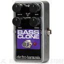 Bass Clone Bass Chorus 名機Small Cloneの回路を踏襲しながらも、ベースならではの新たな機能が追加されています。 全体のサウンドは、ドライサウンドとモジュレーションサウンドを ミックスすることで決定できるため原音の太さを損なうことはありません。 Trebleコントロールはサウンド全体に作用しますが、Bassコントロールはドライサウンドのみに作用し タイトなローエンドを補います。 X-OVER(クロスオーバー)スイッチでモジュレーションサウンドの低域をカットできるため、 輪郭のあるクリアなコーラスサウンドを生み出すことが可能になります。 素晴らしく構築されたスペックをナノサイズのシャーシに収めました。 Small Cloneならではの、モジュレーションサウンドの奥行き感と広がりのあるコーラスサウンドながら ベースの帯域に特化したBass Cloneは、アンサンブル中でもベースサウンドを埋もれさせません。 コントロール DEPTH コーラスモジュレーションの量をコントロールします。 RATE コーラスモジュレーションのスピードをコントロールします。 BASS ドライ信号の低域のブースト/カットをコントロールします(エフェクト音には作用しません)。12時の位置でフラットの設定となります。 TREBLE サウンド全体の高域のブースト/カットをコントロールします。12時の位置でフラットの設定となります。 X-OVER スイッチを上に上げるとモジュレーションサウンドの低域をカットします。 特徴 ・伝説的なSmall Clone chorusペダルの回路を踏襲しながら、ベース専用に機能を加えたコンパクトなコーラス。 ・ベースに特化したコーラスサウンドとタイトで輪郭のあるローエンドを作りだすコントロール。 ・輪郭のあるクリアなボトムエンド。 ・音質劣化を防ぐトゥルーバイパス ・耐久性の高いコンパクトなダイキャストケース ・電源：9Vバッテリー(付属) or JP9.6DC/200mA ACアダプター(別売)