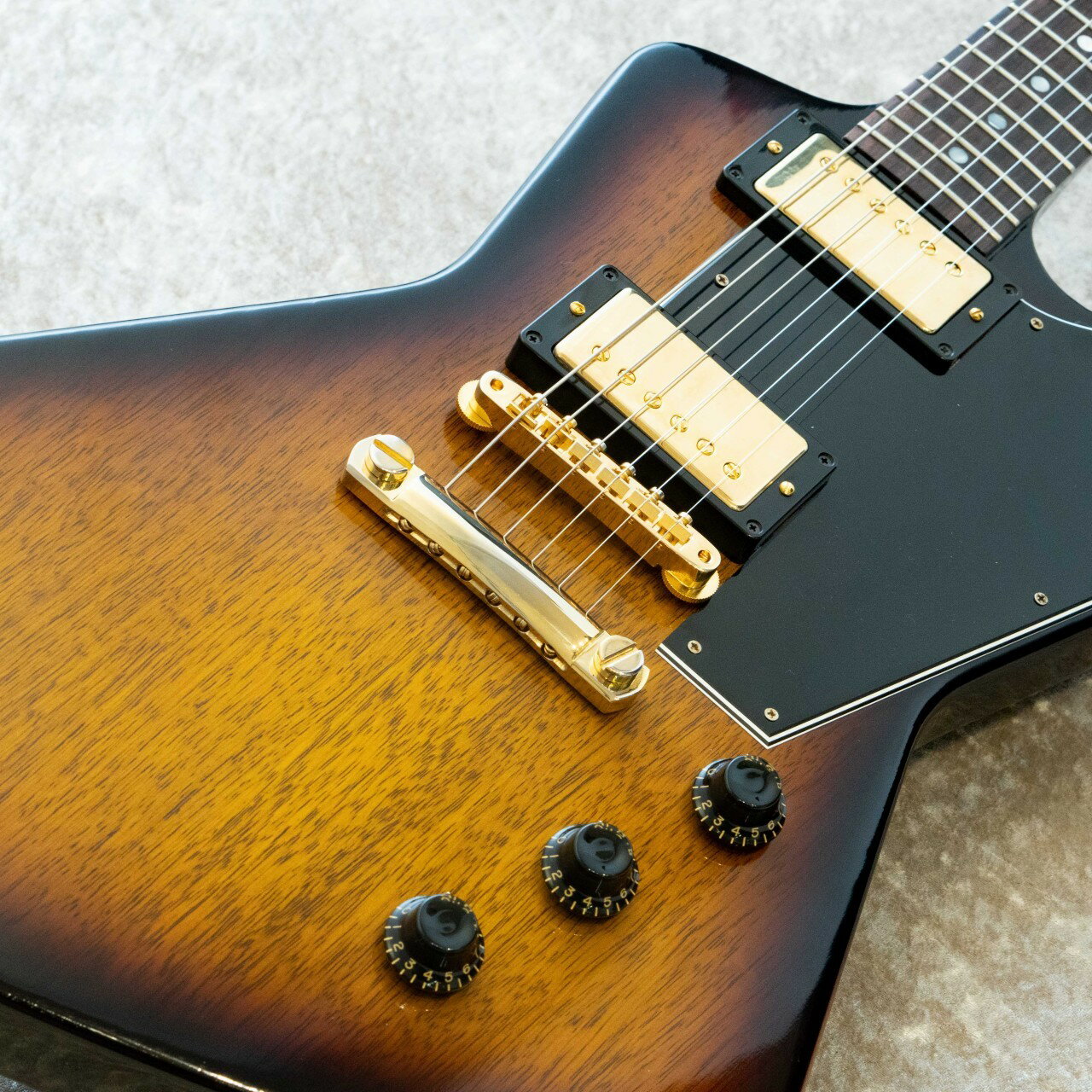 Gibson Custom Shop 1958 Korina Explorer Reissue Black Pickguard -Vintage Sunburst-ĮŹ