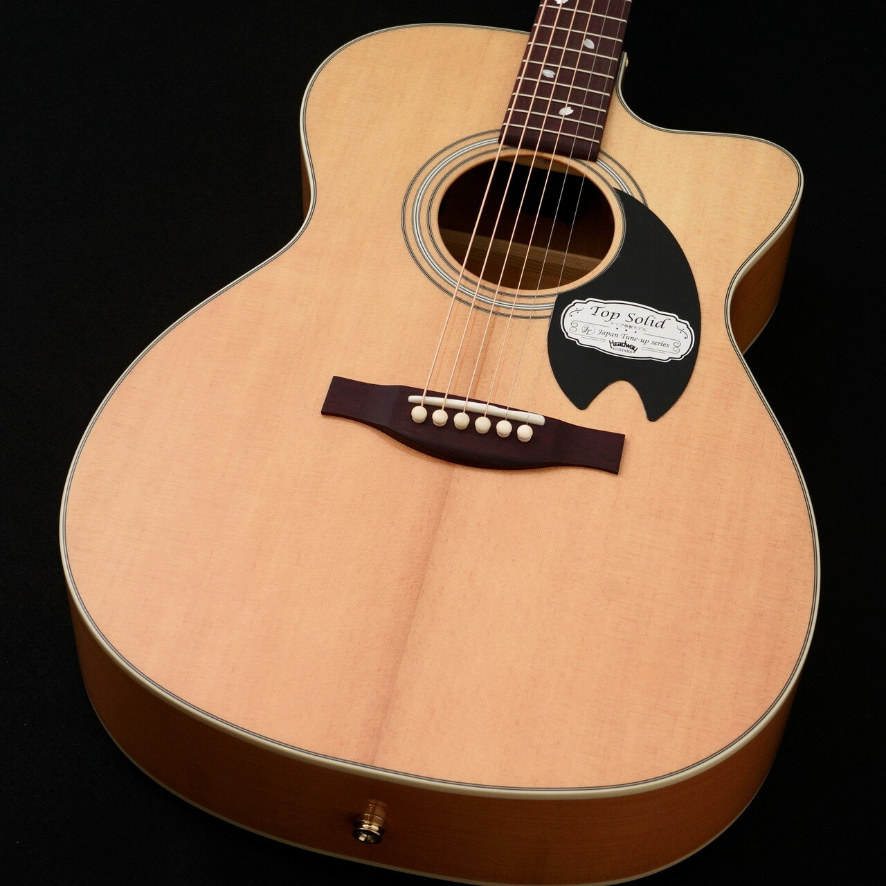 ～～ショッピングクレジット分割金利無料＆超低金利キャンペーン開催中！～～ ただいまクロサワ楽器町田店では期間限定でショッピングクレジット分割金利0％キャンペーンを実施中です。 48回払いまで金利手数料0%！それ以上の回数も54回2.0%、60回2.8%、84回7.6%と超低金利実施中！(一部対象外の商品もございます) □本モデルのお薦めポイント! ・サイド&バックに国産の桜材を使用した初のJTシリーズ！ ・小ぶりで抱えやすいサイズ感！ ・ピックアップ搭載のエレアコモデルなので、ライブや録音にも即使用可能です！ ヘッドウェイ、ジャパンチューンナップシリーズより、桜材を用いたモデルが登場！ JTシリーズは、主な製造作業は海外で行いながらも、ヘッドウェイ熟練の職人達が細部に渡り調整を行い、高いコストパフォーマンスと演奏製を向上させたシリーズです。 ヘッドウェイ上位機種同様に加工精度を問われる「アリ溝ジョイント」と「ネックの後仕込み」の手法を採用。 また、ヒール部にストラップピンを標準装備しています。 トップにはスプルース単板、サイド＆バックには品番に含まれるJS=Japanese Sakuraが意味するように、アコースティックギターの側面と背面である「サイドバック」にラミネートされた国産の桜材を使用しています。 10年以上にわたる桜ギター製造の経験の中で開発してきた、塗装職人の技術力を要するシースルーのグラデーションカラーを施し、桜材特有の温かみのある淡い桃色の木肌の魅力を引き立てています。 カラーリングはこれまでの桜ギターから踏襲し、春夏秋冬に合わせたカラーリングをチョイス。 本モデルは春をイメージしております。 ヘッドトップと指板には桜ギターモデルの多くで採用してきた、桜をモチーフとした装飾を施しています。 素材には光の反射角や見る角度によってその輝きが変化する天然の白蝶貝を用いており、桜ギターとしての個性を際立たせます。 指板には天然の紫色の木肌を持つパープルハートを採用。 硬度に優れた材で、立ち上がりの早い明瞭なトーンを生み出します。 ボディシェイプは取り回しの良い小ぶりなカッタウェイシェイプを採用。 最大幅が約380mm、最大厚が約106mmの小ぶりなボディは体の小さいプレイヤーでも抱えやすく体にフィットするため、リラックスして演奏に取り組むことが出来ます。 ハイフレットへのアクセスを可能にしたカッタウェイ仕様により、コードストローク中心の演奏だけでなく指弾きによるソロギターなど、幅広い音楽表現をお楽しみいただけます。 ピックアップも搭載されておりますので、ライブや録音、配信等にも即お使いいただけます。 オリジナルギグバッグ付属 メーカー1年保証 Body Top:Solid Sitka Spruce Body Side&Back:Laminated Japanese Sakura Neck:Nato Fingerboard:Purpleheart Nut:Bone Saddle:Bone Bridge:Purpleheart Machineheads:Rotomatic Type Pickup:Fishman Sonitone Control:1Vol,1Tone Scale:628mm(24.75inch) Width at Nut:43.0mm Neck Grip:C Fingerboard Radius:400R Bracing:Scalloped X Bracing 【駐車場のご案内】 町田マルイ・モディの提携駐車場がご利用頂けます。 ・税込2,000円以上のお買い上げで1時間無料 ・税込5,000円以上のお買い上げで2時間無料 【中古買取・下取り強化中!】 大切にされていた楽器、思い出の楽器、お気持ちの分も含めた高額査定。 店頭にお持ちいただくのは勿論、ご郵送や出張買取も承ります。 査定、出張、お問い合わせすべて無料です。 まずは、お気軽にご相談ください。 ※ご購入前に必ずお読み下さいませ。 掲載商品売却の際、迅速にサイトから削除するよう心がけておりますが、ショッピングページの更新にタイムラグが生じる場合がございます。 万一ご注文後に売り切れとなっておりました場合は、 誠に恐れ入りますがご容赦ください。 店舗での試奏やご購入をお考えの方は事前にTEL、またはメールにてご連絡いただければ確実です。 なお商品のお届けは最終的に点検、調整を行った上での出荷となります為、お届けに2～3日いただく場合がございますので、予めご了承下さい。 お使いの画面環境によって実物と色味が異なって映ることがございます。 クロサワ楽器 町田店 町田modi7F TEL 042-812-2766 E-MAIL:machida@kurosawagakki.com