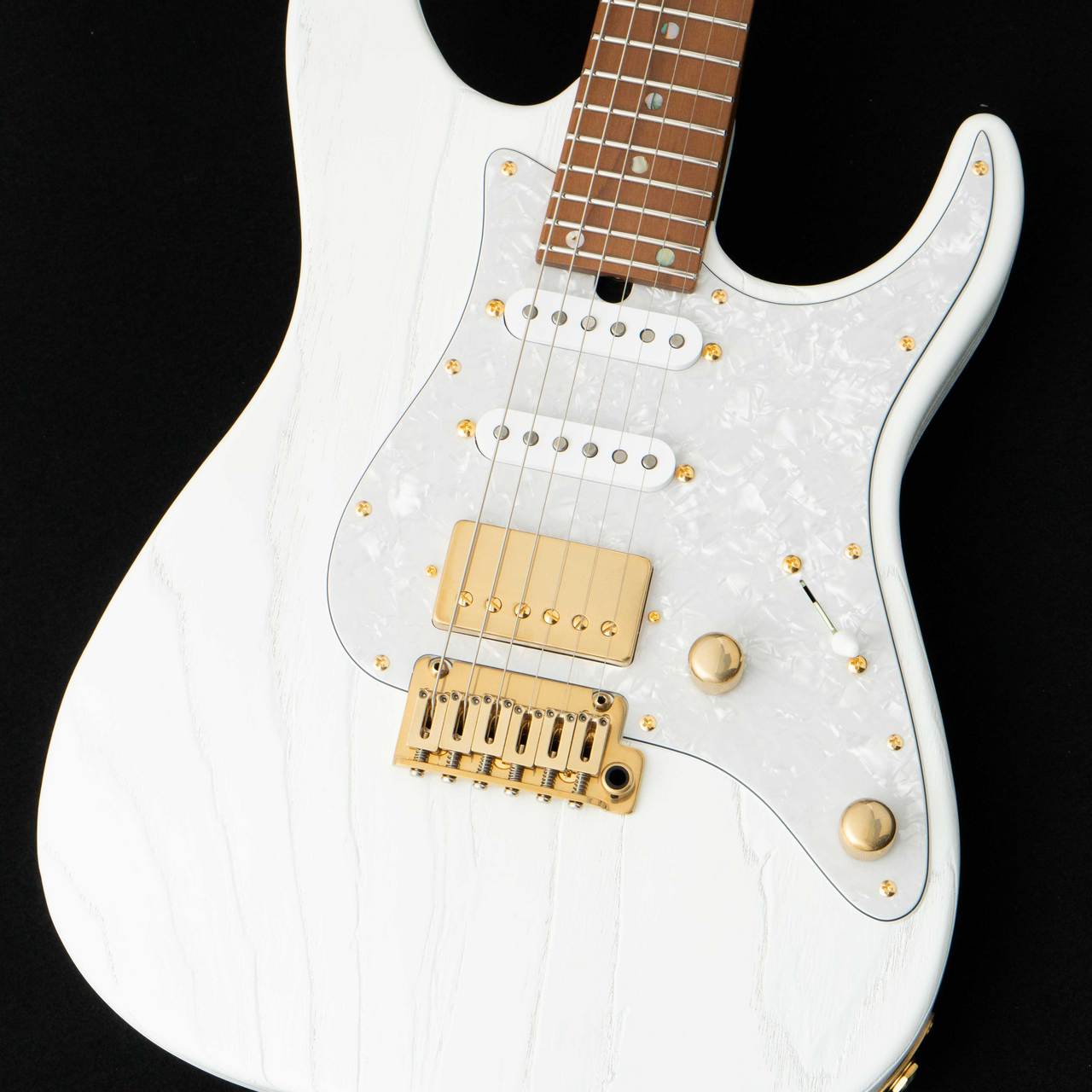 〜〜ショッピングクレジット分割金利無料＆超低金利キャンペーン開催中！〜〜 ただいまクロサワ楽器町田店では期間限定でショッピングクレジット分割金利0％キャンペーンを実施中です。 48回払いまで金利手数料0%！それ以上の回数も54回2.0%、60回2.8%、84回7.6%と超低金利実施中！(一部対象外の商品もございます) 国産コンポーネントとして名高いT’s Guitars。 ギターの一大生産地の信州でコンポーネントギターメーカーとして世界でも高い評価を受けております。 今回入荷したのはアッシュの持つ特徴的な杢目に沿って凹凸加工を施しており、カラーリングにはホワイトマットを採用したモデル。 フレットには海外ハイエンドブランドでも多く使用されており、評価の高いJescar製のステンレスフレットを採用。 ステンレスフレット特有の曇りがなく摩耗にも強い利点がありながらもステンレス特有のキンキンとした鳴りは少し抑えられたフレットとなっております。 ネックシェイプはT's Guitars標準のSoft Vとなっております。 ピックアップにはT's GuitarsオリジナルのDS-592(F),DS-592(C),DH-560(R)を搭載。 綺麗なクリーンサウンドからハイゲインサウンドまで幅広く対応できるDSTシリーズでは定番な構成となっております。 トーンポットをプルすることでシングルタップも可能となっておりますので、幅広いサウンドメイクが可能となっております。 アッシュボディにメイプル指板のマテリアル構成のハイレンジサウンドとなっております。 カッティングからハードな歪みまでジャンルを問わず使用できる一本です。 Body : Selected Ash 2P Neck : Roasted Maple Fingerboard : Roasted Maple Neck Shape : Soft V Fret : Jescar Stainless 24F Tuner : SG381-P7 MG-T Pickup : DS-592(F),DS-592(C),DH-560(R) Bridge : 510T-FE1 Control : 1Vol,1Tone(Tone Pull/Tap) 重量 : 3.05kg 付属品 : ギグバッグ、保証書 ※お使いの画面環境によって実物と色味が異なって映ることがございます。予めご了承下さいませ。 ※掲載商品売却に対応した在庫表示の反映は迅速を心がけておりますが、 タイムラグが発生する場合がございます。予めご了承ください。 ※各種分割払い(クレジットカード、ショッピングクレジット)ご利用いただけます。 詳しくは担当スタッフまで! 楽器買い取り＆下取強化中！ クロサワ楽器町田店　エレキ担当まで 住所 〒194-0013 東京都町田市原町田6-2-6 町田modi 7F TEL:042-812-2766 E-Mail machida@kurosawagakki.com