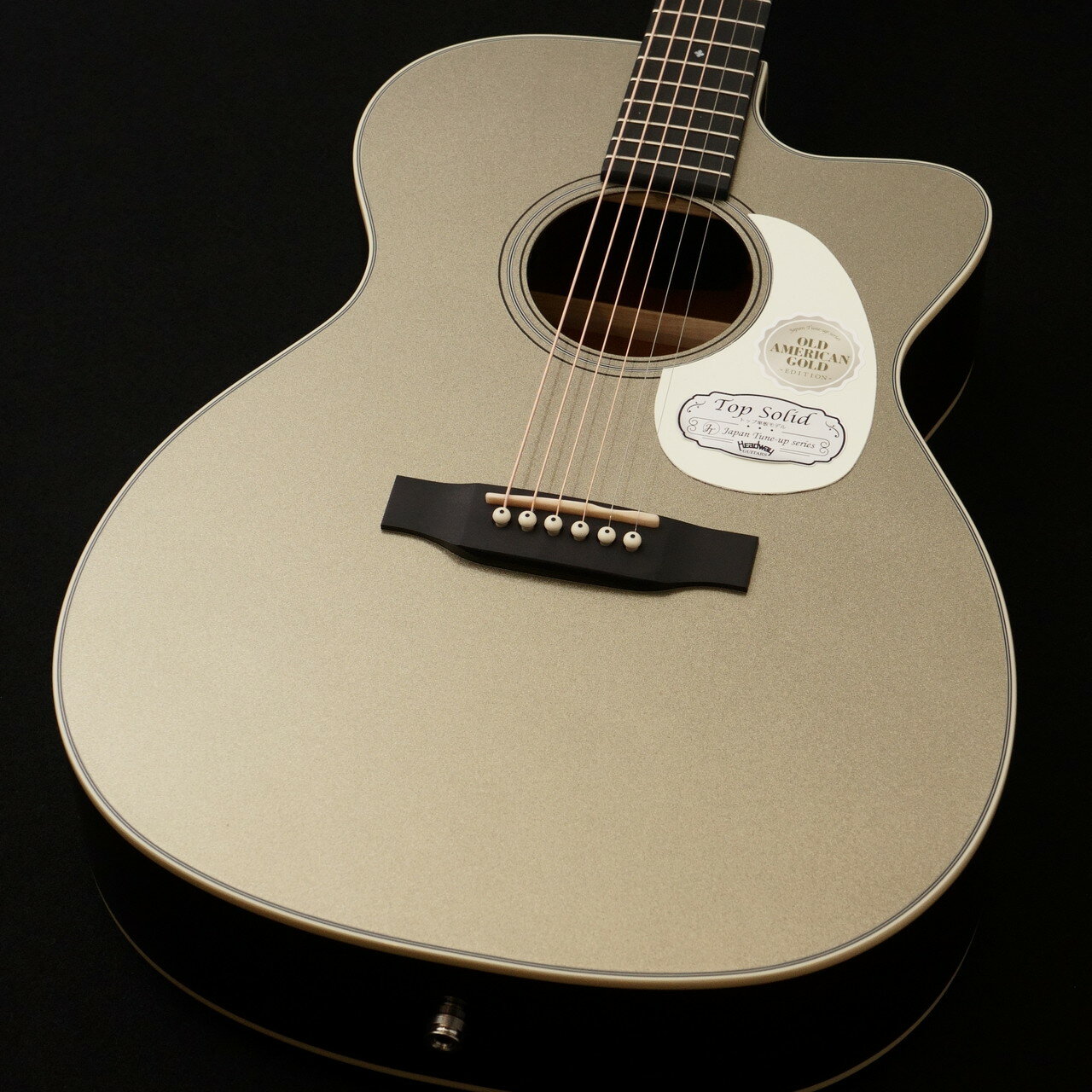～～ショッピングクレジット分割金利無料＆超低金利キャンペーン開催中！～～ ただいまクロサワ楽器町田店では期間限定でショッピングクレジット分割金利0％キャンペーンを実施中です。 48回払いまで金利手数料0%！それ以上の回数も54回2.0%、60回2.8%、84回7.6%と超低金利実施中！(一部対象外の商品もございます) □本モデルのお薦めポイント! ・フィンガースタイルギタリスト向けの設計！ ・アメリカンな旧車の色合いに着想を得たクールなカラーリング！ ・ピックアップ搭載のエレアコモデルなので、ライブや録音にも即使用可能です！ 本モデルは2025年ディバイザー大商談会で発表されたスポット生産モデルです。 アメリカンヴィンテージカーの色合いから着想を得て、約半世紀前のアメリカで生まれた淡く渋みを帯びたゴールドの輝きを現代のギターに映し出し、時代を超えて息づく美しさを表現しました。 また、Old American Goldのコンセプトに合わせて、ピックガードにはクラシックな雰囲気を感じさせるエイジドホワイトのパーツカラーを選定。 ペグにはクロームカラーをセレクトし、旧車のメッキパーツのイメージにもマッチする仕様です。 更に購入特典として、OLD AMERICAN GOLDロゴ入りのオリジナルピック×2枚とステッカーが付属しています。 トップにはスプルース単板、サイド＆バックにはサペリを使用。 ボディシェイプはフィンガースタイルにフィットするカッタウェイ付きのHOCシェイプを採用。 ハイフレットも弾きやすい仕様に仕上がっています。 やや短めのスケールと、細目のネックにより演奏性は抜群！ ピックアップも搭載されておりますので、ライブや録音、配信等にも即お使いいただけます。 オリジナルギグバッグ付属 メーカー1年保証 Body Top:Solid Sitka Spruce Body Side&Back:Laminated Sapele Neck:Nato Fingerboard:Micarta Nut:Bone Saddle:Bone Bridge:Micarta Machineheads:GROVER Pickup:Fishman Sonitone Scale:628mm Width at Nut:43.0mm Fingerboard Radius:400R Bracing:Scalloped X Bracing Finish:Urethane UV coating 【駐車場のご案内】 町田マルイ・モディの提携駐車場がご利用頂けます。 ・税込2,000円以上のお買い上げで1時間無料 ・税込5,000円以上のお買い上げで2時間無料 【中古買取・下取り強化中!】 大切にされていた楽器、思い出の楽器、お気持ちの分も含めた高額査定。 店頭にお持ちいただくのは勿論、ご郵送や出張買取も承ります。 査定、出張、お問い合わせすべて無料です。 まずは、お気軽にご相談ください。 ※ご購入前に必ずお読み下さいませ。 掲載商品売却の際、迅速にサイトから削除するよう心がけておりますが、ショッピングページの更新にタイムラグが生じる場合がございます。 万一ご注文後に売り切れとなっておりました場合は、 誠に恐れ入りますがご容赦ください。 店舗での試奏やご購入をお考えの方は事前にTEL、またはメールにてご連絡いただければ確実です。 なお商品のお届けは最終的に点検、調整を行った上での出荷となります為、お届けに2～3日いただく場合がございますので、予めご了承下さい。 お使いの画面環境によって実物と色味が異なって映ることがございます。 クロサワ楽器 町田店 町田modi7F TEL 042-812-2766 E-MAIL:machida@kurosawagakki.com