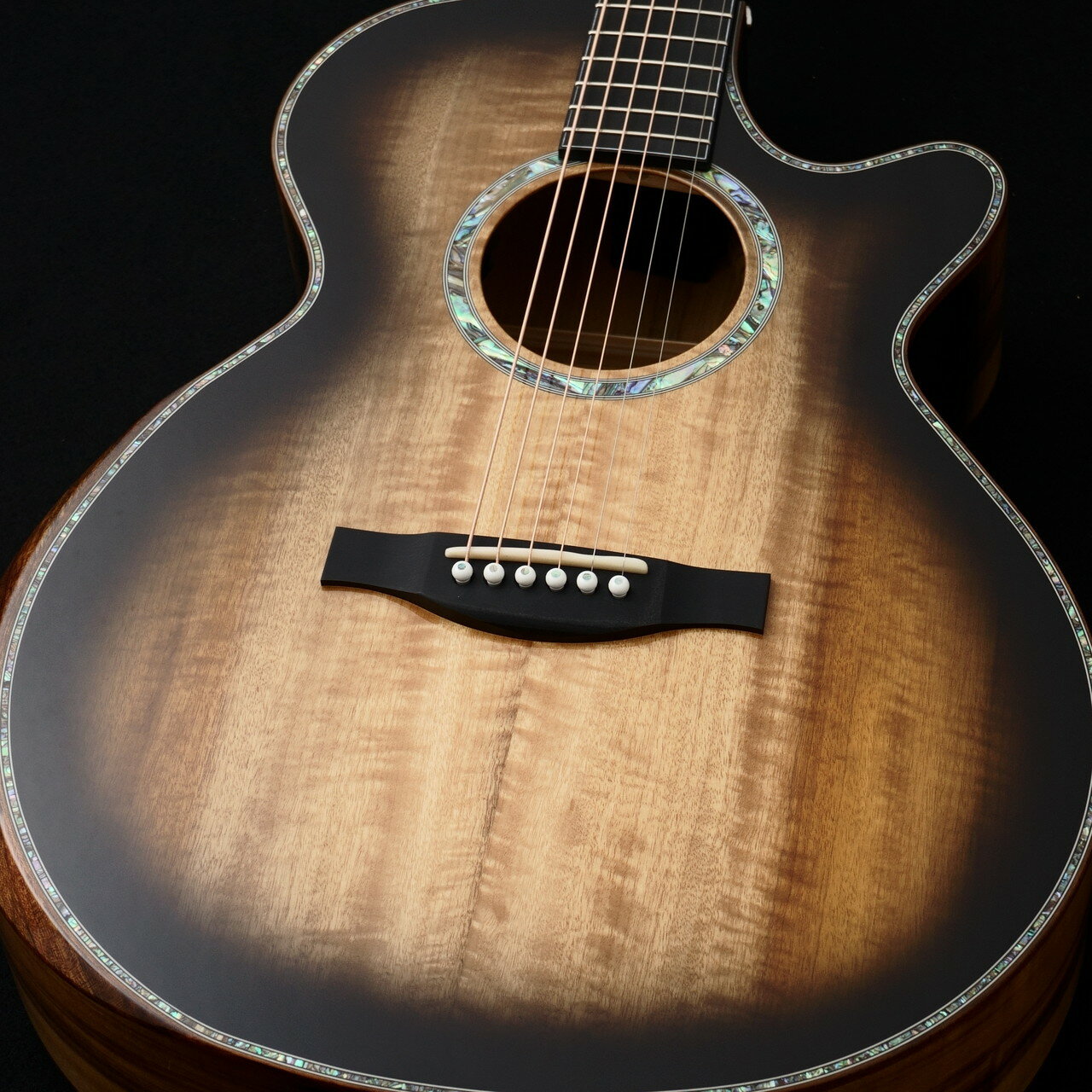 ～～ショッピングクレジット分割金利無料＆超低金利キャンペーン開催中！～～ ただいまクロサワ楽器町田店では期間限定でショッピングクレジット分割金利0％キャンペーンを実施中です。 48回払いまで金利手数料0%！それ以上の回数も54回2.0%、60回2.8%、84回7.6%と超低金利実施中！(一部対象外の商品もございます) □本モデルのお薦めポイント! ・美しい色合いと杢目を誇るマートル材を使用！ ・体積がありながらもくびれが深く、抱えやすさと豊かな響きを実現したボディシェイプ！ ・ピックアップ搭載でライブ等にも即お使いいただけます！ 本モデルはオールフレイムマートル仕様のJTシリーズモデルです。 マートル材とは北米西海岸原産の木材で、白っぽいところや薄い茶色、薄緑色の木地が特徴的な杢目を出しており、フレイム杢が現れることも特徴です。 硬すぎず柔らかすぎずな材質で、メイプルの様なスッキリしたレスポンスの良さとマホガニーの様な中低音域の甘いトーンを持ち合わせており、トーンウッドとして高いポテンシャルを感じます。 そんなオールフレイムマートルを引き立てる装飾にはアバロン貝を使用し、ヘッドロゴにもアバロン貝と白蝶貝を用いたHeadwayトーチインレイを施すことで高級感を持たせております。 カラーリングにはブラックバーストを採用しており、豪華なルックスを上品にまとめ上げております。 特徴的なボディシェイプであるHSJシェイプは、抱えやすいボディシェイプながらも、深胴＆ロング・スケールで、ボリュームと演奏性のバランスに拘られています。 さらに本モデルのもう一つの特徴が『エルボーコンター』加工です。 抱え込んだ際に肘が当たる部分が落とし込まれることにより、胴厚の深いHSJモデルですが、抱え込みやすく演奏性を向上させております。 ピックアップも搭載されておりますので、ライブや録音、配信等にも即お使いいただけます。 オリジナルギグバッグ付属 メーカー1年保証 Body Top:Solid Flame Myrtle Body Side&Back:Laminated Flame Myrtle Neck:Nato Fingerboard:Micarta Nut:Bone Saddle:Bone Bridge:Micarta Machineheads:Grover Open Gear Pickup:Fishman Sonitone Control:1Vol, 1Tone Scale:643mm Width at Nut:43.0mm Bracing:Scalloped X Bracing Finish:Black-burst,（Urethane UV coating） 【駐車場のご案内】 町田マルイ・モディの提携駐車場がご利用頂けます。 ・税込2,000円以上のお買い上げで1時間無料 ・税込5,000円以上のお買い上げで2時間無料 【中古買取・下取り強化中!】 大切にされていた楽器、思い出の楽器、お気持ちの分も含めた高額査定。 店頭にお持ちいただくのは勿論、ご郵送や出張買取も承ります。 査定、出張、お問い合わせすべて無料です。 まずは、お気軽にご相談ください。 ※ご購入前に必ずお読み下さいませ。 掲載商品売却の際、迅速にサイトから削除するよう心がけておりますが、ショッピングページの更新にタイムラグが生じる場合がございます。 万一ご注文後に売り切れとなっておりました場合は、 誠に恐れ入りますがご容赦ください。 店舗での試奏やご購入をお考えの方は事前にTEL、またはメールにてご連絡いただければ確実です。 なお商品のお届けは最終的に点検、調整を行った上での出荷となります為、お届けに2～3日いただく場合がございますので、予めご了承下さい。 お使いの画面環境によって実物と色味が異なって映ることがございます。 クロサワ楽器 町田店 町田modi7F TEL 042-812-2766 E-MAIL:machida@kurosawagakki.com