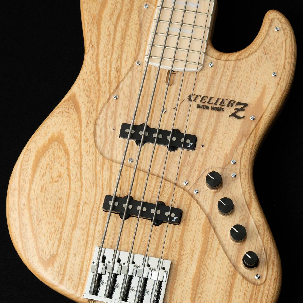 〜〜ショッピングクレジット分割金利無料＆超低金利キャンペーン開催中！〜〜 ただいまクロサワ楽器町田店では期間限定でショッピングクレジット分割金利0％キャンペーンを実施中です。 48回払いまで金利手数料0%！それ以上の回数も54回2.0%、60回2.8%、84回7.6%と超低金利実施中！(一部対象外の商品もございます) 現代ミュージックシーンを支えているAtelier Zを代表する5弦モデルM#265。 80年代より現在まで欠かせないサウンドとして数多くのアーティストより多くの信頼を集めています。 マグニチュードモデルは、青木智仁氏のシグネイチャーモデルとして製作されましたが、70年代風のクリアかつ迫力抜群のサウンドは、様々なミュージシャンによって長く使用されているモデルとなっております。 Atelier Z独自の技術などから生み出されるサウンドは、アンプや環境などに左右されることなくサウンドメイクが可能となっております。 コントロールは2ヴォリュームと、トレブル/ベースの2バンドEQのブーストとなっており、裏パネル内にあるMid-CUTトリムにより中音域の調整も可能となっております。 Zチューニングシステムにより、Atelier Z独特のサウンドがアウトプットでき 弦高も低目にセッティングされておりますので軽いタッチでも演奏が可能なモデルです。 Scale : 34’ Neck : Maple Fingerboard : Maple Body : Ash 2P Pickup : Atelier Original Magnitude PU JBZ-5 Bridge : ATELIER Z BB518 PreAmp : bartolini XTCT Control : M.Vol., Balancer, M.Tone(sw), Treble/Bass 重量 : 4.44kg 付属品 : ギグバッグ、保証書 ※お使いの画面環境によって実物と色味が異なって映ることがございます。予めご了承下さいませ。 ※掲載商品売却に対応した在庫表示の反映は迅速を心がけておりますが、 タイムラグが発生する場合がございます。予めご了承ください。 ※各種分割払い(クレジットカード、ショッピングクレジット)ご利用いただけます。 詳しくは担当スタッフまで! 楽器買い取り＆下取強化中！ クロサワ楽器町田店　エレキ担当まで 住所 〒194-0013 東京都町田市原町田6-2-6 町田modi 7F TEL:042-812-2766 E-Mail machida@kurosawagakki.com