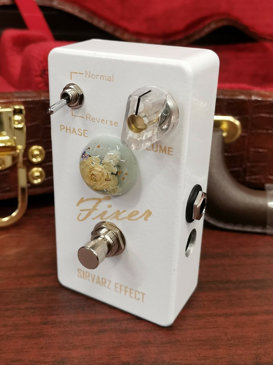 エフェクターブランド SIRVARZ EFFECT(シルバーツエフェクト) 音にこだわる全てのプレイヤーに向け、新しい製品を製作、プロギタリストも愛用する エフェクターブランドです！ 常時ONでも原音に忠実なので出したいサウンドを犠牲にすることなく使えます! エフェクターの数に関係なく足元に組み込みたいエフェクターです! -Fixer Gold- Fixerは原音に忠実なバッファー・ブースターペダルです。 ギターから出力される音をほとんど変化させることなく、ノイズや音痩せに強い信号を出力します。 また、PHASE(位相切替スイッチ)及びVOLUMEコントロールを搭載しており、本機単体での位相管理・ブーストが可能です。 ?ブルー、ゴールドの二色展開。 LED部分にはレジンで装飾したレンズを使用しております。 ※文字色以外は全て同じ仕様です。 〇使用例 ・トゥルーバイパスのペダルを複数使用する際、 　先頭に接続することにより、音質の変化を最小限に 　音?せを軽減します。 ・パッシブタイプのエレアコに本機を接続することに 　より、そのままミキサーやアンプに接続が可能。 　簡易的なプリアンプとしても使用できます。 ・9〜18V電源対応 ? ・LEDの明るさの調整が可能 スイッチオン時のLEDの調光用のトリマーを基板に搭載し、暗い所でも眩しくないように設定が可能。?? ? ・配線材の使用を最小限に スイッチ・ポット等各パーツを基板に直接はんだ付けすることで耐久性を向上させ、配線材による音への影響も最小限になるよう設計いたしました。 ? ・こだわりのパーツを使用 信号部のコンデンサには高音質オーディオ向けとして有名なWIMA(一部を除く)、電源部には特性が良くローノイズで長寿命な日本製の個体コンデンサを使用。金属皮膜抵抗抵抗はDALEとほぼ全てのパーツに高グレードのモノを使用することで音質及び耐久性を向上させ、ローノイズに仕上げております。 付属品：外箱・保証書 〜楽器の購入、保証等につきまして〜 新品には当社1年間の保証付でご案内しております。 (中古品は3ヶ月 一部対象外あり) リペアマンも常駐しておりますので、出荷前にお好みのセッティングを施すことも可能です。 また、購入後のメンテナンス等も承っております。 詳細写真などのご希望がございましたら遠慮なくお申し付けください。 ご不明な点などございましたらお気軽にお問い合わせくださいませ。 通信販売も行っております。 銀行振込、代金引換、各種クレジットカード、ショッピングクレジット、下取り相殺がご利用いただけます。 (併用も可能です) 中古、ビンテージ、アウトレット商品に関しましては すべて一点ものとなりますので、万が一売り切れの際はご容赦ください。 更新作業の都合上、ご注文いただいた時には既に売り切れている場合がございます。 新品に関しましてはお取り寄せにて承りますのでお時間をいただく場合がございます。 あらかじめご了承くださいませ。 万一売り切れの際や、諸事情により出荷にお時間を頂く場合もございますので、 お急ぎの場合は事前に在庫の確認をお申し付け下さい。 当店は免税店です! We just become Authorized TAX FREE shop! クロサワ楽器名古屋店では楽器の買取・下取りも行っております! 店頭・お電話・メール・ウェブでお問い合わせを承っております。 お気軽にお問い合わせください クロサワ楽器　名古屋店 〒460-0008 愛知県名古屋市中区栄2-3-1-B1F TEL：052-201-2010 Mail：nagoya@kurosawagakki.com