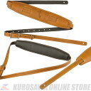 -Mustang Saddle Strap- 滑らかでプレミアムなトップレザーに裏地に柔らかいパッド入りレザーを使用したMustang Saddle Strapは、クラシックなヴィンテージフェンダーのデザインを現代風にアップデートしたストラップです。 本染め皮が持つ高級感のある落ち着いた風合いは、使い込むほどに味わいのある色味に変化し、固定されたブラス製の留め具はストラップを固定するので、一度調整すれば外れることはありまん。 どんな体格のプレイヤーであってもフィットして快適なプレイをサポートします。 ※商品画像はサンプル画像となります。 -Specification- モデルネーム：Vintage Saddle Strap Long Butterscotch モデル番号：0990689150 原産国：US カラー：Butterscotch 寸法：1.00x3.00x14.00 IN 重量：0.40 LB Commodity：9209940000 Case Pack Qty：48