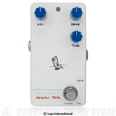 -SURFING POLAR BEAR BASS OVERDRIVE MOD BY BJF- 楽曲の中で、ベースの音色が浮いてしまう、特に激しいサウンドにベースが上手く合わないと感じることがあるかもしれません。 ベースを歪ませる。ファズのような激しい歪みではなく、あくまでもクリーンなベーストーンの範囲でバンドサウンドに合わせるなら、軽めのゲインを持つオーバードライブを適切に使うことが重要です。 Animals Pedalの人気オーバードライブペダル、SURFING BEAR OVERDRIVEを元に、鬼才エフェクトビルダー、BJFの手を借りて極上のベース用オーバードライブを完成させた、それがまさにSURFING POLAR BEAR BASS OVERDRIVE MOD BY BJFです。 60年代や70年代のクラシックなベースアンプを歪ませたサウンドを作るだけでなく、現代のエレキベースがリズムギターとユニゾンでプレイしてダブリング効果を生む際にも有効です。 プレイのダイナミクスに高く応答するだけでなく、クリーンとオーバードライブを手元で行き来するようにプレイできます。ソフトなプレイではクリーン、ハードなプレイではオーバードライブを作ります。 帯域はもちろん歪みの質感やベースとして重要な音程をしっかりと感じさせる芯の強さ、それらが美しく交わるトーン。いつまでもONにしておきたくなるような高い質感を持ち、ベースとしてプレイの表情もきちんと伝えられる音色です。 ●コントロール VOL：全体の音量を調整します。 DRIVE：歪みの強さを調整します。 TONE：音色を調整します。ベースサウンドの要となる帯域を調整し、特にアンサンブルでベースを前に出すような使い方も可能です。 SURFING POLAR BEAR BASS OVERDRIVE MOD BY BJFはトゥルーバイパスフットスイッチを採用し、9V電池、またはスタンダードなセンターマイナスDC9Vアダプターで駆動します。 -SPECIFICATIONS- 消費電流：4mA インプットインピーダンス：330K アウトプットインピーダンス：50K ※電池をご使用になる際、エフェクターを保管する時は電池の消耗を抑えるためにインプットジャックからプラグを抜いておいてください。また、長期間ご使用にならない際は電池を外して保管してください。