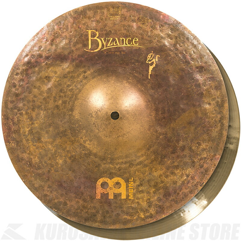 -Byzance Vintage シリーズ- VintageシリーズはMEINLアーティストBenny Grebとのシグネチャーサンドライドの開発から始まり、今では様々なモデルがラインアップされています。 特徴的なサンドブラスト加工を施したシンバルは、あえて煌びやかな部分をコントロールし柔らかなヴィンテージの風合いをサウンドに纏わせています。 Benny Grebシグネチャーサンドハットは、TOPが極薄、ボトムが極厚ウエイトの組み合わせで、オープン、クローズ、フットともに歯切れよく柔らかなトーンも持ち合わせています。 トップは裏面のみにレイジング、表面はサンドブラストの加工で、大きなハンマーでのハンマリングにより、トラッシーなサウンドもブレンドされています。 演奏時のタッチで様々な表現を可能にするハイハットです。 14”と16”の2サイズが用意されています。
