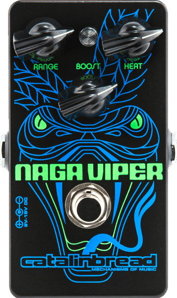 カタリンブレッド / ナガヴァイパー Naga Viperは、多くのギター弾きに影響を与えてきたギタリスト達のサウンドを作り出してきた有名なトレブルブースターのサウンドを求めて設計しました。そのギタリスト達はそれぞれがユニークなプレイヤーですが、粗く歪んだアンプの音をジューシーなサウンドにする時にはそのブースターを使用していました。 Naga Viperはその素晴らしいブースターを元に、より現在のプレイヤーにとって使いやすいものになるよう新たに2つのコントロールを追加しました。 Rangeノブではブーストする帯域を調整可能で、クラシックなブースターのように高音域を強調したり全ての帯域をブーストしたり自由にブーストする帯域を変化させることができます。 また、Heatノブではゲインを調整できます。オリジナルはNaga Viperのゲインの最大値で固定されていました。これらのコントロールを追加することで、クラシックなトレブルブーストを基調としながらもNaga Viper1台であらゆるサウンドに対応出来るようになっています。 トレブルブースターはすでに歪ませてある真空管アンプに繋いで使われていました。歪んだサウンドの全ての帯域をブーストしてしまうと輪郭も音程もはっきりしない音になってしまうことからトレブルブーストが重宝されていました。 一方、現在のプレイヤーは真空管アンプの代わりにエフェクターで歪みを作りコンボアンプで音を出す使い方も一般的になっています。Naga Viperは現代の「小さなアンプ」ともいえるエフェクターに繋いだ場合でも当時のサウンドを好みの音量で実現することができます。 もちろんCatalinbredのアンプライクなエフェクター、Dirty Little Secret MkIIやCB30との相性は完璧です！