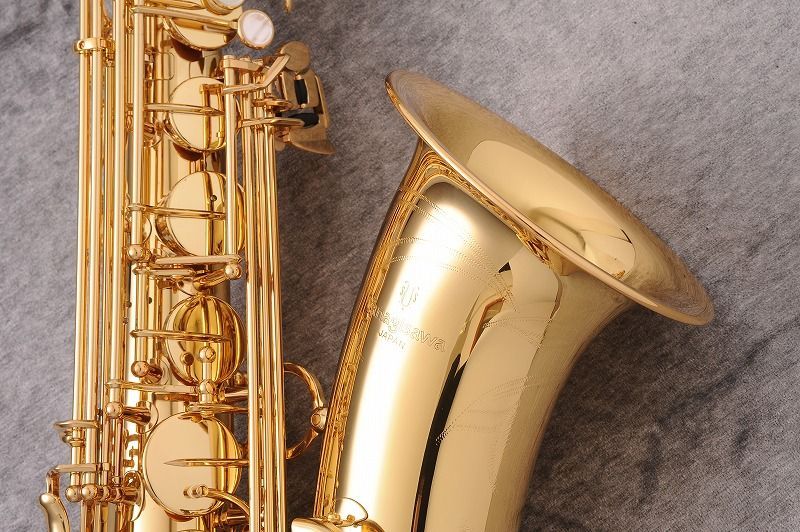 Yanagisawa★★★★★★★★★★★★ 1896年に創立した日本のサクソフォンメーカーです。 サックスを一筋で製造し続けているサックス専門メーカーでサックスのトップブランドでもあります。 製造はパーツ一つ一つ丁寧に製造され、惜しみなく時間と手間をかけ、 純日本製の技術を施したサクソフォーンを生み出しています。 は常にサクソフォーンの音色や使い易さにこだわりつづけ世界でも賞賛されるメーカーです。 2014年のアルト『WOシリーズ』に続き、2015年にテナー『WOモデル』を発売!! T-WO 1★★★★★★★★★★★★ こちらの“T-WO1”は“T-901”に相当するモデルです。 「ライト」モデルのWO1、WO2では 音のバランスを改良し、抵抗感と吹奏感が軽く感じられます。 息を入れても音割れの少ない設計になっています。 WOシリーズは、音程と操作性にこだわっています。 高音域の音程とバランスを重視し改良し、音程の正確さ、音のひっくり返り防止もしています。 右手キーの位置を変更し、コンパクトで操作性の良いポジションにしています。 初心者の方からプロの演奏家まで安心してお使い頂ける楽器となっております。 キーメカニズムの改良 1.右手小指キー(Low-Eb C)の角度を変更し、より良い操作性を生み出しています。 2.右手サイドキー(Bb C High-E)キーの下に足が設けられ、タッチ感が向上し、キイの安定性も上がっています。 3.右手サイドキー(HighD,E♭,F)の台座を一枚にし、操作性の改善と響きの安定感が増しています。(ライトモデルのみ) 4.右手キー貝皿(D,F)と指掛けの位置を変更し、コンパクトで操作性を良くしています。 5.フロントFを指の横で操作できるように改良しています。 今までのモデルに比べバランスのとれた音程になるように管体のテーパー・トーンホールの配置が変更されています。 より良いより良い響きと音色を得るために、ブラス素材の変更、鍛錬方法の見直しも行われています。 響きを安定させるためにネックジョイント(ストレート管側)の加工法を見直しています。 また上位機種だけに採用していた一枚座・サムの魔法使いを全ての機種に採用しています。 ケースにも変更があり、強度の向上と共に全体的にフォルムが洗練されており、 持ち運びが楽になるようリュックタイプになっています。 【付属品】 ・ハードケース・マウスピース(TC180)・リガチャー(ヤニーリガチャーGL)・キャップ ・クロス・リード(バラ1枚)・メーカー保証書(1年)・当店保証書(5年) Shop Information★★★★★★★★★★★★ 【サキソフォン・ラボ　商品一覧】 【保証期間】 新品・アウトレットには当社5年間、中古品は当社6か月の保証でご案内しております。 リペアマン常駐でご購入後のアフターケアもお任せください。 &nbsp; 【納期】 在庫があるものにつきましてはおおよそ当日・翌日の発送となります。 WEB更新の都合上、商品が売り切れとなっている場合もございます。 お急ぎの場合は事前に在庫の確認をお申し付け下さい。 ※発送はお支払い確認後となります(代引きを除く)。 ※諸事情により出荷にお時間を頂く場合もございます。 ※お取り寄せ商品、入荷待ち商品に関しましては別途納期のご連絡をさせて頂きます。 【梱包】 梱包には細心の注意を払ってお届けをさせて頂いておりますが 当店ではエコ梱包を心がけており再利用段ボール使用や 頑丈なパッケージ商品は段ボールを使用せず気泡緩衝材を使用する場合がございます。 　 【サキソフォン・ラボ】　　　　　　　　　　　　　　　　　　 〒169-0073 東京都新宿区百人町1-10-8 3階 TEL:03-3363-9630 Mail:wind@kurosawagakki.com