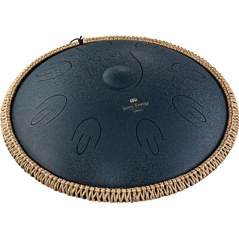 MEINL ソニックエナジー Octave Steel Tongue Drum は、16インチサイズの高品質なステンレス鋼で作られており、センターにはベースサウンドを出すノート(キー)、その周囲には8つのノートがあります。この8つのノートはそれぞれ2枚のリードで構成されており、2オクターブの音色でハンドパンに似た、瞑想的で素晴らしい音色を奏でることができます。マレットでも指でも演奏可能です。楽器の底部にはサウンドホールがあり、シリコンプラグの脱着が可能で、サウンドホールを閉じると、よりコンパクトなサウンドにすることができます。また、床置き演奏時の滑り止めとして、3つのシリコン製ラバーフィートがついています。チューニングは2種類、また各花柄デザインが施されたモデルもあり、合計4種をラインナップ。 D3/A3, C4, D4, E4, F4, G4, A4, C5 - D Amara サイズ： 直径 16" 重量： 3,210g 素材： Coated stainless steel カラー： Navy Blue —通信販売をご利用のお客様へ— 掲載商品売却の際、迅速にサイトから削除するよう心がけておりますが、 ショッピングページの更新にタイムラグが生じる場合がございます。 万一ご注文後に売切れとなっておりました場合は、誠に恐れ入りますがご容赦ください。 -------------------------------------------------------------------------------- 黒澤楽器店 G-CLUB SHIBUYA 〒150-0043 東京都渋谷区道玄坂2-29-17 Tel: 03-3462-0261 営業時間:11:00〜20:00(平日・土曜)/11:00〜19:00(日曜・祝日) 土日は担当者不在のためご対応が次の月曜日になる可能性がございますので、ご了承くださいませ。