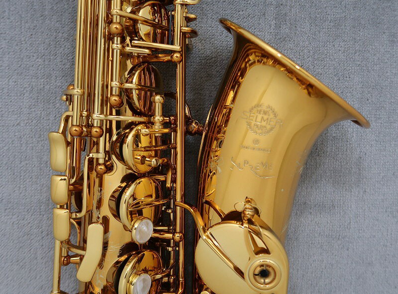 SELMER 現代のサックスの礎を築き上げてきたトップブランドである『H.セルマー』 フランスで最初の総合管楽器メーカーです。 サクソフォーン・クラリネット・マウスピースの3つのカテゴリーを幅広く生産しています。 2010年にはセルマー・パリ社は125周年を迎えました。 2010年には新しく「Jubilee」は発表し、パーツのデザインや仕様を変更し、さらなる進化を遂げています。 現在サクソフォーンではソプラニーノ・ソプラノ・アルト・テナー・バリトン・バスがあります。 Supreme　AltoSax セルマー社が一世紀にわたって培った知識と、楽器の可能性を極限まで 引き出す熟練の技術により完成した“Supreme&nbsp;シュプレーム” 音楽のジャンルという境界を越えた楽器で BalanceActionの製作に注がれた『美の追求』、MarkVIの『伝統的なしなやかさ』、 SuperAction80 SerieIIの『扱いやすさ』、SerieIIIの『緻密さと優雅さ』、 そしてReferenceの『力強さと素直さ』 すべてのサクソフォン奏者の熱望に応える、往年の名器の数々に通じる品質を実現しています。 Supremeは完璧なバランスのイントネーション、多くの色合いを秘めた音、 そして抜群の反応の良さが最大の特徴です。 豊かな倍音とふくよかなサウンドを持ち、あらゆるジャンル、奏者に柔軟に対応でき 全体的に音程を見直し、より正確な音程を目指し全面改良されています。 低音域から高音域に至るまでバランスの取れた音色と吹奏感を実現しています。 ※入荷時期によってはカラーや彫刻デザインが異なる場合もございます。 &nbsp; 仕様・付属品 【仕様】 ・調子E♭(アルトサックス) ・仕上げ:ダークゴールドラッカー仕上げ ・High F♯キー付き ・彫刻あり 　植物やキューブのイメージを混合したデザイン 　物事の流れ、速さそして生命を表し、背景の円は惑星、宇宙空間をイメージ ・新設計ネック・ベル ・ネックソケット 　(3方向から均等に締めることにより均等にネックを結合) ・洋伯製のソケットリング 　(管体の歪みを減らし、均等に締め付ける) ・オクターブキーシステム 　(特殊加工を施し軽快な操作性を実現) ・テーブルキー 　(設計を見直し左手テーブルキーの操作性が向上) ・連結アーム 　(新形状の連結アームでよりダイレクトに反応し、細かな調整が可能) ・サイドキー 　(よりスムーズになり操作性が向上) ・キーガード 　(Supremeの彫刻に合わせた優美なデザイン) 【付属品】 ・ケース・メーカー保証 ・マウスピース・リガチャー・キャップ・ストラップ ・リード・クリーニングスワブ・コルクグリス・クロス &nbsp; Shop Information 【サキソフォン・ラボ　商品一覧】 【保証期間】 新品・アウトレットには当社5年間、中古品は当社6か月の保証でご案内しております。 リペアマン常駐でご購入後のアフターケアもお任せください。 &nbsp; 【納期】 在庫があるものにつきましてはおおよそ当日・翌日の発送となります。 WEB更新の都合上、商品が売り切れとなっている場合もございます。 お急ぎの場合は事前に在庫の確認をお申し付け下さい。 ※発送はお支払い確認後となります(代引きを除く)。 ※諸事情により出荷にお時間を頂く場合もございます。 ※お取り寄せ商品、入荷待ち商品に関しましては別途納期のご連絡をさせて頂きます。 【梱包】 梱包には細心の注意を払ってお届けをさせて頂いておりますが 当店ではエコ梱包を心がけており再利用段ボール使用や 頑丈なパッケージ商品は段ボールを使用せず気泡緩衝材を使用する場合がございます。 　 【サキソフォン・ラボ】　　　　　　　　　　　　　　　　　　 〒169-0073 東京都新宿区百人町1-10-8 3階 TEL:03-3363-9630 Mail:wind@kurosawagakki.com