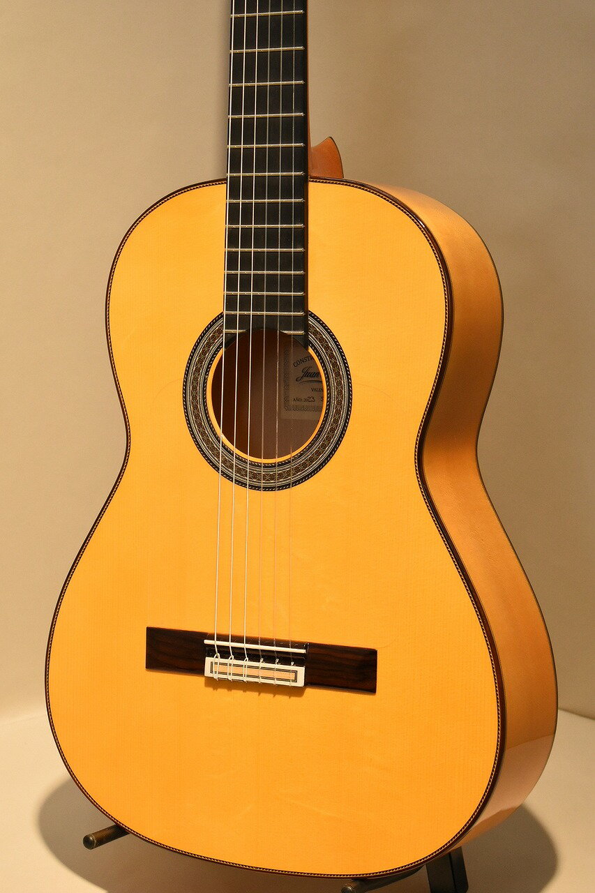 【Sonata Flamenca 松/シカモア 】 フラメンコギターの本場スペインに工房を構える「ホアン・エルナンデス」による総単板フラメンコ。 本格的なフラメンコギターのなかではお値打ちな印象で、入門にもオススメの一本。 少数精鋭のハンドメイドで生産されており、低価格ながら高品質な商品が評判のメーカー。 人数の少なさから生産本数に限りがあり、総単板製しか製造しないというこだわりを持っており、 本器もラインナップ中最安値ながらスプルース×シカモアの総単板製です。 奥行きと音量がしっかりしたサウンドは単板ならではの豊かさを持っており、フラメンコ初心者にも 嬉しい心地よいアタック感がお楽しみ頂けます。 付属:セミハードケース、新品保証書 ※掲載商品は店頭でも販売を行っている為、既に販売済みとなっている場合がございます。 その際は誠に恐れ入りますが、ご容赦下さいます様お願い申し上げます。 【キャンペーン】 〜ジャックスショッピングクレジット無金利＆超低金利キャンペーン！〜 最大48回払いまで金利0％(ボーナス併用可) 48回以上も超低利益[ 54回 1％／60回 2％ ／84回 5％ ] ※月々￥3,000以上の下限額がありますのでご了承下さいませ。 〜買取・下取 超々々強化キャンペーン実施中！！！〜 通常よりも査定額20％アップにて買取をさせて頂きます！ 当店商品ご購入時の下取であれば更に10％アップ！ 当店では「アフター下取」も常時開催！ ※商品ご購入後1ヶ月以内であれば、下取価格にて査定致します！ 【モデル概要】 〜SPEC〜 表板：松（スプルース）単板 側/裏板：シカモア単板 弦長：650mm ナット幅：50mm 塗装：ポリウレタン 生産国：スペイン 【アフターサポート】 当店はリペア担当が常駐しており、直接お話も頂ける店舗です！ 通常使用時に起こり得るトラブルは何でもご相談下さい！ ご購入後一定期間の保証も付いており、初心者の方でも安心！ ※当社輸入ブランドの新品Martin（USA製）・新品KAMAKAは、なんと3年保証！ その他新品商品は1年間、中古品についても最大6ヵ月の保証期間を設けております！ ※事故による故障などは保証対象外となっております。 保証内容については各担当者までお問い合わせ下さい。 − クロサワ楽器横浜店 − 〒220-0005 神奈川県横浜市西区南幸1-3-1 横浜岡田屋モアーズ4F TEL　045-317-3711 E-Mail　hama@kurosawagakki.com