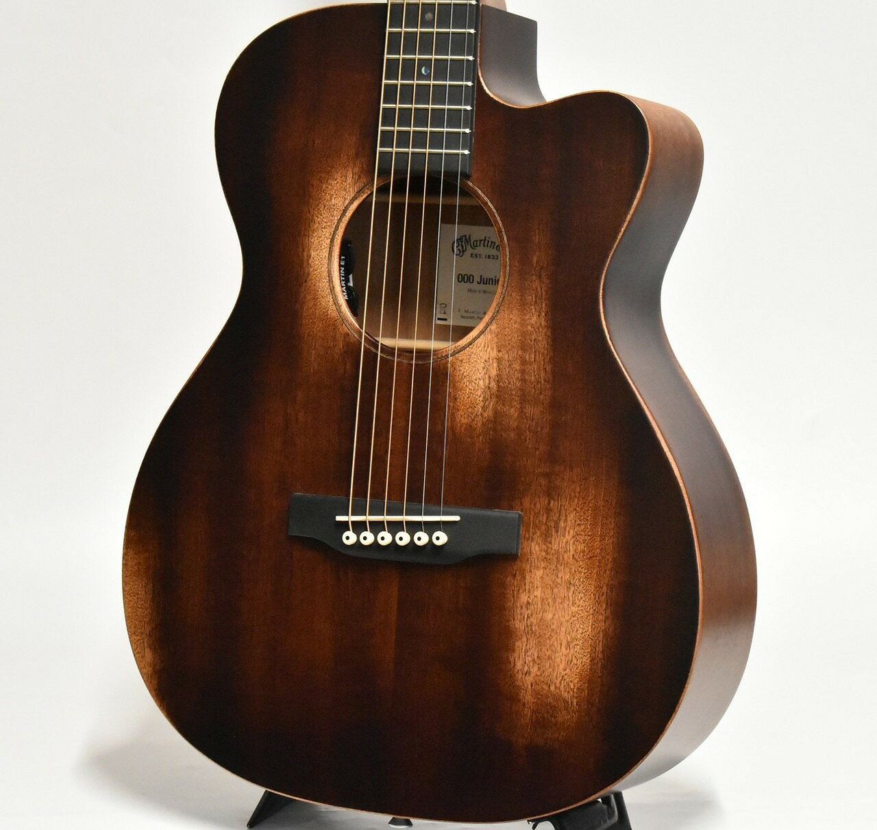 【000CJRE StreetMaster】 絶妙なサイズ感と妥協のないマーティンサウンドで人気のジュニアシリーズ。 LXシリーズでお馴染みのミニギターと標準サイズの丁度中間に位置するコンパクトなサイズで、使い勝手のみでなく、音量も申し分のない、素晴らしいクオリティです。 本機はスタンダードシリーズの000サイズを縮小し、カッタウェイを設けたシェイプとなっております。 適度なサイズ感は抱えた際に懐に良く収まり、小振りになった事でより抱えやすさが向上、全体的にさらっとした触り心地のサテン仕上げです。 ボディ全面にサペリ材を使用した総単板ボディです。 サペリ材はマホガニーの代替材として採用されるコストパフォーマンスに優れた木材であり、音響特性も近く柔らかく暖かみのあるサウンドをお楽しみいただけます。 ディストレスト・サテンフィニッシュによって、ストリートミュージシャンが使い込んできたギターのような風格、木材の素直な音色の広がりが増し、優れたレスポンスを有しています。 音の伸びが心地よく、ストロークは勿論ですがメロディも美しく響き、小ぶりながらしっかりと響くパワフルなサウンドが魅力です。 632.5mmの短めのスケールにより弦の押さえ心地も通常モデルよりも軽く、練習がしやすくなっております。 ネックはサテン仕上げでさらっとした触り心地、ハイポジションまで弾きやすい薄めのハイパフォーマンステーパーです。 指板とブリッジにはリサイクル材であるリッチライトが使用されており、サスティーンがありコンプレッションされたようなバランスの良いサウンドで、素材もオイルを必要とせず乾燥にも強くお手入れも簡単です。 ピックアップはMartin E-1ピックアップが搭載されているので、エレアコとしてケーブルとアンプを用意いただければライブや録音、配信にもそのままお使いいただけます。 音量とトーンの調整のほかに、サウンドホールの中にバックライト付きのチューナーが搭載されています。 気軽に演奏できるサイズ感でありながら、総単板ボディならではの良く響くお薦めの個体です。 是非ともご検討ください。 【スペック】 Top Material:Sapele Bracing Pattern:X-Brace Brace Shape:Scalloped Brace Material:Spruce Side Material:Sapele Back Material:Sapele Fingerboard Material:FSC Certified Richlite Neck Material:Select Hardwood Neck Shape:PA Profile Neck Taper:High-Performance Taper Fingerboard Width at Nut:1 3/4''(44.5mm) Scale Length:24.9''(632.5mm) Nut Material:White Corian Saddle:Compensated White Tusq Bridge Material:FSC Certified Richlite Bridge Pin Material:White Plastic Electronics:Martin E-1 オリジナルギグバッグ、保証証付属 ※掲載商品は店頭でも販売を行っている為、既に販売済みとなっている場合がございます。 その際は誠に恐れ入りますが、ご容赦下さいます様お願い申し上げます。 【キャンペーン】 〜ショッピングクレジット分割金利無料&超低金利キャンペーン開催中!〜 期間限定でショッピングクレジット分割金利0%キャンペーンを実施中です。 48回払いまで金利手数料0%!それ以上の回数も54回2.0%、60回2.8%、84回7.6%と超低金利実施中!(一部対象外の商品もございます) ※月々￥3,000以上の下限額がありますのでご了承下さいませ。 〜買取・下取 超々々強化キャンペーン実施中!!!〜 通常よりも査定額20%アップにて買取をさせて頂きます! 当店商品ご購入時の下取であれば更に10%アップ! 当店では「アフター下取」も常時開催! ※商品ご購入後1ヶ月以内であれば、下取価格にて査定致します! 【Martin】 世界中で最も愛されているギターブランドであるMartin。 その歴史はとても古く創立は1833年。初代マーティンが海を渡りアメリカに移民した頃に遡る。 クラシックギターが現在の形にたどり着いたのが19世紀後半だったと考えると驚愕と言わざるを得ません。 ドイツで生を受けた初代マーティンは、当時シューベルトにギターを製作していた事で有名な製作家シュタウファーに15歳で弟子入り、30才になる頃には工房長になるほどの腕利きになっていた。 しかし、当時のドイツでは非常に厳密なギルド制が布かれておりギター製作家は冷遇されていた為1833年9月9日、新天地を求めニューヨークへと出発することになります。 19世紀末にアメリカの黄金期が訪れ音楽文化が一気に花開きます。 ブルーグラスやカントリーなどの当時のポップスではバンジョーなど他の楽器を押しのけてアコースティックギターを大衆楽器へと押し上げることに成功。 その華々しいエピソードもこの後に続く長い歴史の始まりに過ぎずその後の音楽史を語るうえで"Martin"は欠かすことのできないジャイアントになってゆきます。 枚挙に暇がないほど多くのミュージシャンがマーティンギターを抱き名演を重ねてきました。 今現在の音楽を語るうえでも欠かせないマーティンギターですが、皆様の思い出の中に残る音楽にはジャンルの垣根を超え、間違いなくその音色が響いています。 だからこそ、このギターはかけがえのない物なのです。 【アフターサポート】 当店はリペア担当が常駐しており、直接お話も頂ける店舗です! 通常使用時に起こり得るトラブルは何でもご相談下さい! ご購入後一定期間の保証も付いており、初心者の方でも安心! ※当社輸入ブランドの新品Martin(USA製)・新品KAMAKAは、なんと3年保証! その他新品商品は1年間、中古品についても最大6ヵ月の保証期間を設けております! ※事故による故障などは保証対象外となっております。 保証内容については各担当者までお問い合わせ下さい。 − クロサワ楽器横浜店 − 〒220-0005 神奈川県横浜市西区南幸1-3-1 横浜岡田屋モアーズ4F TEL　045-317-3711 E-Mail　hama@kurosawagakki.com