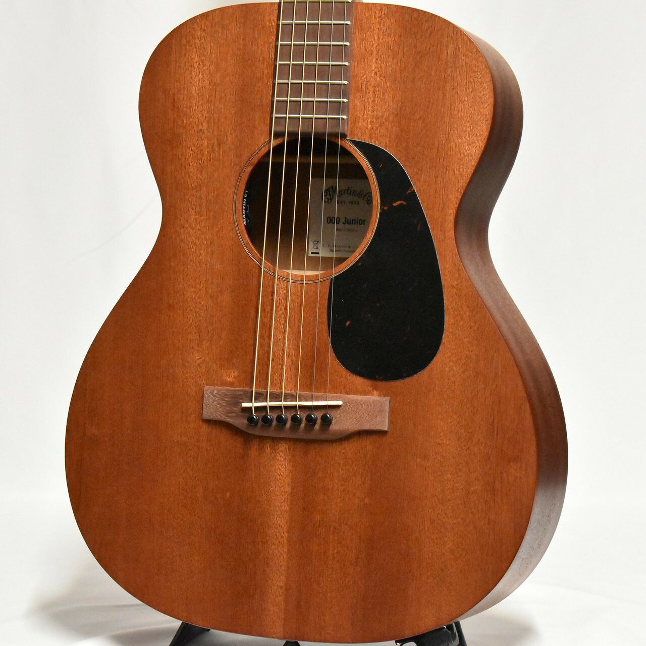【000JRE Sapele】 絶妙なサイズ感と妥協のないマーティンサウンドで人気のジュニアシリーズ。 LXシリーズでお馴染みのミニギターと標準サイズの丁度中間に位置するコンパクトなサイズで、使い勝手のみでなく、音量も申し分のない、素晴らしいクオリティです。 本機はスタンダードシリーズの000サイズを縮小し、適度なサイズ感は抱えた際に懐に良く収まり、小振りになった事でより抱えやすさが向上、全体的にさらっとした触り心地のサテン仕上げです。 ボディ全面にサペリ材を使用した総単板ボディです。 サペリ材はマホガニーの代替材として採用されるコストパフォーマンスに優れた木材であり、音響特性も近く柔らかく暖かみのあるサウンドをお楽しみいただけます。 音の伸びが心地よく、ストロークは勿論ですがメロディも美しく響き、小ぶりながらしっかりと響くパワフルなサウンドが魅力です。 632.5mmの短めのスケールにより弦の押さえ心地も通常モデルよりも軽く、練習がしやすくなっております。 ネックはサテン仕上げでさらっとした触り心地、ハイポジションまで弾きやすい薄めのハイパフォーマンステーパーです。 ネックと指板、そしてブリッジにはモデルに合わせたセレクトハードウッドが採用され、サウンドがよりナチュラルでウォームな響きに進化しています。 ピックアップはMartin E-1ピックアップが搭載されているので、エレアコとしてケーブルとアンプを用意いただければライブや録音、配信にもそのままお使いいただけます。 音量とトーンの調整のほかに、サウンドホールの中にバックライト付きのチューナーが搭載されています。 気軽に演奏できるサイズ感でありながら、総単板ボディならではの良く響くお薦めの個体です。 是非ともご検討ください。 【スペック】 Top Material:Sapele Bracing Pattern:X-Brace Brace Shape:Scalloped Brace Material:Spruce Side Material:Sapele Back Material:Sapele Fingerboard Material:Select Hardwood Neck Material:Select Hardwood Neck Shape:PA Profile Neck Taper:High-Performance Taper Fingerboard Width at Nut:1 3/4''(44.5mm) Scale Length:24.9''(632.5mm) Nut Material:White Corian Saddle:Compensated White Tusq Bridge Material:Select Hardwood Bridge Pin Material:Ebony Electronics:Martin E-1 オリジナルギグバッグ、保証証付属 ※掲載商品は店頭でも販売を行っている為、既に販売済みとなっている場合がございます。 その際は誠に恐れ入りますが、ご容赦下さいます様お願い申し上げます。 【キャンペーン】 〜ショッピングクレジット分割金利無料&超低金利キャンペーン開催中!〜 期間限定でショッピングクレジット分割金利0%キャンペーンを実施中です。 48回払いまで金利手数料0%!それ以上の回数も54回2.0%、60回2.8%、84回7.6%と超低金利実施中!(一部対象外の商品もございます) ※月々￥3,000以上の下限額がありますのでご了承下さいませ。 〜買取・下取 超々々強化キャンペーン実施中!!!〜 通常よりも査定額20%アップにて買取をさせて頂きます! 当店商品ご購入時の下取であれば更に10%アップ! 当店では「アフター下取」も常時開催! ※商品ご購入後1ヶ月以内であれば、下取価格にて査定致します! 【Martin】 世界中で最も愛されているギターブランドであるMartin。 その歴史はとても古く創立は1833年。初代マーティンが海を渡りアメリカに移民した頃に遡る。 クラシックギターが現在の形にたどり着いたのが19世紀後半だったと考えると驚愕と言わざるを得ません。 ドイツで生を受けた初代マーティンは、当時シューベルトにギターを製作していた事で有名な製作家シュタウファーに15歳で弟子入り、30才になる頃には工房長になるほどの腕利きになっていた。 しかし、当時のドイツでは非常に厳密なギルド制が布かれておりギター製作家は冷遇されていた為1833年9月9日、新天地を求めニューヨークへと出発することになります。 19世紀末にアメリカの黄金期が訪れ音楽文化が一気に花開きます。 ブルーグラスやカントリーなどの当時のポップスではバンジョーなど他の楽器を押しのけてアコースティックギターを大衆楽器へと押し上げることに成功。 その華々しいエピソードもこの後に続く長い歴史の始まりに過ぎずその後の音楽史を語るうえで"Martin"は欠かすことのできないジャイアントになってゆきます。 枚挙に暇がないほど多くのミュージシャンがマーティンギターを抱き名演を重ねてきました。 今現在の音楽を語るうえでも欠かせないマーティンギターですが、皆様の思い出の中に残る音楽にはジャンルの垣根を超え、間違いなくその音色が響いています。 だからこそ、このギターはかけがえのない物なのです。 【アフターサポート】 当店はリペア担当が常駐しており、直接お話も頂ける店舗です! 通常使用時に起こり得るトラブルは何でもご相談下さい! ご購入後一定期間の保証も付いており、初心者の方でも安心! ※当社輸入ブランドの新品Martin(USA製)・新品KAMAKAは、なんと3年保証! その他新品商品は1年間、中古品についても最大6ヵ月の保証期間を設けております! ※事故による故障などは保証対象外となっております。 保証内容については各担当者までお問い合わせ下さい。 − クロサワ楽器横浜店 − 〒220-0005 神奈川県横浜市西区南幸1-3-1 横浜岡田屋モアーズ4F TEL　045-317-3711 E-Mail　hama@kurosawagakki.com