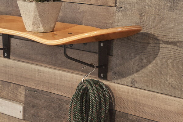 スケートボードラック SF-202NA 本物のスケートボードデッキを使用した壁付ラック。お部屋やガレージの..