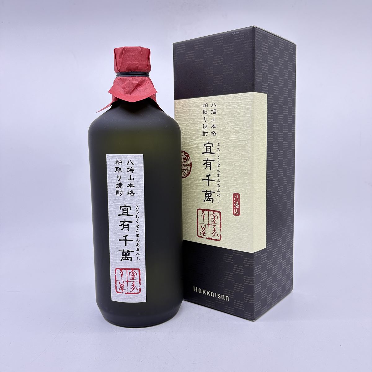 【送料無料】八海山本格粕取り焼酎 宜有千萬 （よろしくせんまんあるべし） 720ml 40° HAKKAISAN 3年以上の貯蔵により円熟したまろやかさと 日本酒の風味が一体化した、ふくよかな味わい 本格米焼酎 専用箱入