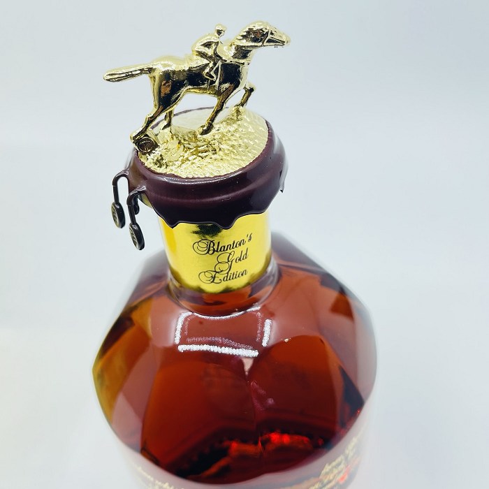 【送料無料】 ブラントン　ゴールド　シングルバレルバーボンウイスキー　Blanton's　SFWSC銀賞　 巾着付　51.5％　750ml 　アメリカ　ケンタッキー ブラントンゴールド 【正規品】 ※蓋の飾りはお選びいただけません。