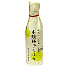 柚子の中でも、もっとも香り高いと言われる『実生柚子』」手搾りした果汁です。日本一の柚子の里、徳島県木頭村で無農薬栽培された「木頭柚子」を手搾りした100％果汁。他産地と比較し、ゆず独特の芳香、酸度が強烈です。◆日本一の柚子の里、徳島県木頭地域で育った『実生柚子』をふんだんに使い手しぼりにこだわった柚子果汁です。機械に任せず手搾りしているので、雑味がありません。◆鍋物や和え物にはもちろん、和洋中を問わずさまざまなお料理やジュース、お酒に幅広く使えます。 例えば、野菜サラダドレッシングや豆腐、刺身、鍋物に添えてポン酢代わりにも。レモン以上にお料理に使いやすいです。◆美味しい焼酎に少し・・日の経った日本酒に少々香りづけ。 ◆蜂蜜を加えて、ゆずみつジュース等。※実生柚子の果汁は柚子の中でも、もっとも香り高いと言われています。柑橘系の中でもずばぬけてビタミンCが多く、カルシウム、鉄分、カリウム、ビタミンも豊富です。※種から育った柚子で、実がなるまでに20年以上の歳月がかかります。 【製造工程】 洗浄　圧搾　濾過　冷凍→解凍→濾過→加熱殺菌→充填 原材料:実生ゆず（木頭村）【賞味期限】製造日より12ヶ月販売元：株式会社きとうむら