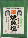 青さの風味豊かな焼き魚に最適な塩です。 "なまはげ”や八郎潟で知られる秋田県の男鹿半島。男鹿半島沖は潮の流れが速く、海水がキレイな上、不純物も少ない塩を得られることから、塩作りに適した土地柄と言われています。 男鹿工房では自社開発の絡み合わせ平釜を使用し、ミネラル豊富な海水をじっくりと煮詰めることにより、口どけのよい、やわらかな味わいの塩をつくりあげています。塩辛さとは無縁の驚くほどにまろやかな味わいです。塩そのものが非常に美味しいので、塩を直に舌で味わう料理に最適です。青さが適度な味覚のアクセントになって、今までにない味わいを実現しています。 さらに青さ粉末を混ぜ合わせることによって、いっそう風味豊かな塩に仕立ててあります。名前のとおり焼き魚や、炒め物に使っても、そのしっかりとした味を楽しめます。【召し上がり方・使い方】焼き魚や炒めものなどにお使いください【栄養成分】100gあたりエネルギー13kcal、たんぱく質0.2g、脂質0.1g、炭水化物6.5g、ナトリウム357mg原材料： 海水、青さ粉末 製造元：男鹿工房