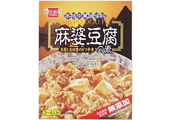 豆板醤の辛味と胡麻油の香ばしさが、コクのある上品な風味を引き出します。唐辛子のピリッとした辛さが淡白な豆腐にぴったりです。ネギを加えて味わい豊かなマーボー豆腐をお楽しみください。 　原材料：大豆たんぱく、野菜（にんにく、生姜、長ねぎ）、胡麻油、粗糖、本醸造醤油、みりん、豆板醤、香辛料、（原材料の一部に小麦を含む）【開封前賞味期限】製造日より1年半 製造元：健康フーズ