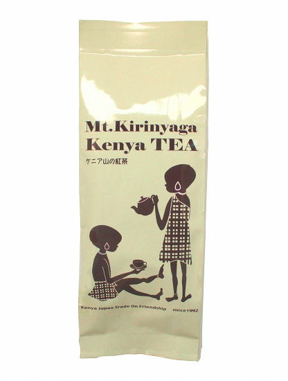 ケニア山の紅茶の原料となる茶葉は、ケニア山北東山麓・メルー地域で農薬を使わずに栽培されています。この地域は、火山性の水はけの良い土壌、赤道直下の強い日差し、冷涼で十分な雨量に恵まれている、といった、優良茶が育つ自然条件が満たされています。また、標高1700m〜2200mという高地であるため、昼夜の温度差が大きく害虫が育成しにくいことや、1963年のケニア独立後にケニア人の小農によって開墾された新しい茶畑のため、茶の木が若くて強く、農薬を使う必要がない環境でもあります。「ケニア山の紅茶」は、農薬を使わず、自然に育った美味しい茶葉からつくられた紅茶です。◆面倒な茶葉の処理が必要ない、手軽なティーバッグタイプです。茶葉がしっかり踊るように、抽出効率の良い大きめのテトラ型ティーバッグを使用していますので、バラ茶と遜色ない美味しさが手軽に楽しめます。また、ティーバッグをそのままポットに入れるだけで水出し紅茶も手軽に作れます。◆外包装は、ケニアの大地と夕暮れを思わせるアースカラーを使い、シンプルで可愛らしいイラストに仕上げています。◆ちょっとした手土産やプレゼントとしてもご利用いただけるお洒落なパッケージです。【使い方】マグカップに約150ccのお湯とティーバッグ1包を入れ、約3分半抽出する。おろしショウガ少々と砂糖を多めに入れ、牛乳約150ccを加えると簡単チャイのできあがり。※ストレートティーの場合の抽出時間目安は約二分程度ですが、お好みによって調節してください。水出しアイスティーにもお使いいただけます。【保存方法】高温多湿を避け常温で保存。【製造工程】メルー地区の生茶葉の工場への搬入→ウィザーリング（影干し）→ローリング→発酵→乾燥→異物除去→仕分け→ドラムへ移送し、ペーパーサックに詰めて出荷原材料：ケニア紅茶（ケニア共和国　メルー・セントラルディストリクト・キドンゴ地区）【開封前賞味期限】製造日より2年製造元：有限会社　アフリカンスクエアー