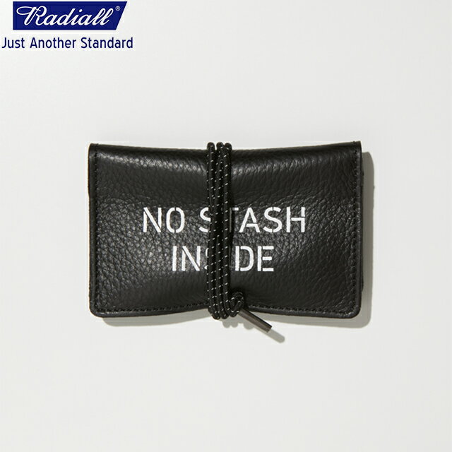 RADIALL ラディアル LAIDBACK - ONE DAY SHAG POUCH シャグポーチ BLACK 柔らかく、手触りの良いシュリンクカウレザーを使用した手のひらサイズの二つ折りシャグポーチ(手巻きタバコケース)です。 メインポ...