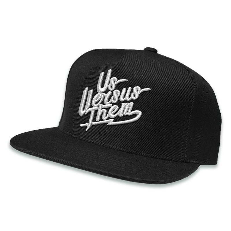 乐天商城 - US VERSUS THEM アスバーサスゼム -SCRIPT- SNAPBACK CAP スナップバックキャップ BLACK/WHITE