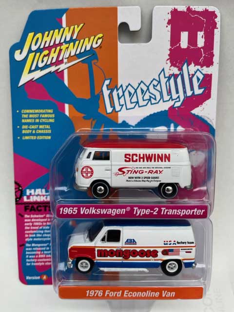 JL-206 JOHNNY LIGHTNING BMX FREESTYLE SCHWINN 1965 VW TYPE-II & MONGOOSE 1976 FORD ECONOLINE VAN 2台セット 1:64SCALE 色むら、PACKAGEの状態その他 の状態を理由の返品交換はしておりません ご了承くださいませ　