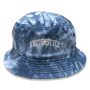 KUSTOMSTYLE カスタムスタイル KSBH2223TDBK "COLLEGE LOGO" BUCKET HAT バケットハット TIE DYE BLACK デコ中央に NEW LOGO "COLLEGE LOGO" をWHITE 刺繍 COTTON 100%のバケットハット。 2サイズでリリース。 Mサイズ(約58CM),Lサイズ(約60CM)からお選びください。　