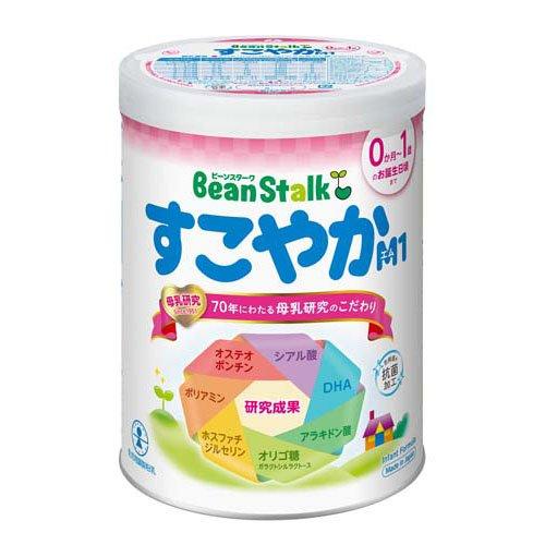 2個セット4個セット6個セット8個セット16個セット※商品リニューアル等によりパッケージ及び容量は変更となる場合があります。ご了承ください。 名称 ビーンスタークすこやかM1　800G 内容量 800g 使用方法・用法及び使用上の注意 【アレルギー物質】乳成分、大豆【注意事項】・食生活は、主食、主菜、副菜を基本に、食事のバランスを。・缶の廃棄やミルクの移しかえなどのために缶切りを使用しないでください。・切り口で手をけがしたり、切りくずがミルクに混入するおそれがあります。・専用スプーンを使用し、使用後は洗って乾かし、缶に入れずに衛生的に保管してください。・ミルクは清潔な場所で、虫やほこり、髪の毛などが入らないようにご使用ください。・電子レンジで加熱しないでください。・ミルクを作る前には必ず手を洗いましょう。・赤ちゃんをやけどから守るために必ず体温くらいに冷まして飲ませてあげてください。・熱湯やミルクの入った哺乳びんなどによるやけどに注意ください。・開封後は1か月以内に使いきるようにしてください。 効能・効果 ●全国規模の母乳研究を生かしてその時代に合った育児用粉ミルクを開発しています※2026年ポリアミン、アラキドン酸 配合【保健機能食品表示】許可表示：ビーンスタークすこやかエム1は、母乳を与えられないときに母乳の代わりにお使いいただくために作られたミルクです。母乳は赤ちゃんにとって最良の栄養です。 用法・用量 【召し上がり方】★ミルクの飲ませ方・調乳量表は男女の平均体重にもとづいたものですので、赤ちゃんの発育に合わせて量や回数を加減してください。・1回分ずつ調乳し、2時間以内に飲ませてあげてください。飲み残しはあげないでください。・赤ちゃんの体質や健康状態に応じて、医師、助産師、看護師、管理栄養士、栄養士等にご相談ください。★ミルクの溶かし方・スリキリ1さじ(約2.6g)のできあがり量は20mlです。・ミルクを作る前には必ず手を洗いましょう。1.消毒した哺乳びんに専用スプーンで必要量のミルクを正確にすりきって入れます。2.一度沸騰した70度以上のお湯をできあがり量の1／2ほど入れます。3.乳首とフードをつけ、軽く振って溶かします。哺乳びんが熱いので、清潔なタオルを巻くなどしてください。4.できあがり量まで一度沸騰させたお湯または湯冷ましを加えます。5.乳首とフードをつけ、さらによく溶かし、水につけ体温くらいにさまします。※赤ちゃんをやけどから守るために必ず体温くらいにさまして飲ませてあげてください。※熱湯やミルクの入った哺乳びんなどによるやけどにご注意ください 成分・分量 100g当たりエネルギー：514kcal、たんぱく質：10.5g、脂質：27.8g、炭水化物：56.7g、食塩相当量：0.38g、ビタミンA：450μg、ビタミンB1：0.4mg、ビタミンB2：0.8mg、ビタミンB6：0.4mg、ビタミンB12：1.5μg、ビタミンC：60mg、ビタミンD：9.3μg、ビタミンE：4.5mg、ビタミンK：26μg、ナイアシン：5.0mg、パントテン酸：4.0mg、葉酸：100μg、ビオチン：15μg、カルシウム：350mg、リン：200mg、鉄：6.2mg、カリウム：500mg、マグネシウム：37mg、銅：0.31mg、亜鉛：3.0mg、セレン：9μg、マンガン：0.036mg、ヨウ素：60μg、オステオポンチン：40mg、シスチン：190mg、タウリン：26mg、カルニチン：15mg、リノール酸：5.2g、α-リノレン酸：0.65g、ドコサヘキサエン酸(DHA)：70mg、アラキドン酸：40mg：リン脂質：230mg、ホスファチジルセリン：25mg、スティンゴミエリン：55mg、ポリアミン：56〜117μg、ヌクレオチド：16mg、リボ核酸(RNA)：10〜30mg、ガラクトシルラクトース：2.5g、シアル酸：165mg、コリン：65mg、イノシトール：60mg、β-カロテン：40μg、塩素：310mg、灰分：2.2g、水分：2.8g★主要な混合物乳又は乳製品以外の乳成分(乳糖、カゼイン、乳清たんぱく質)：31.8g、乳脂肪以外の脂肪(パーム核油、大豆泊、パーム油、カノーラ油、製魚油、アラキドン酸含有油)：26.3％ 保管および取扱い上の注意 ・直射日光を避け、乾燥した涼しい場所に保管してください。冷蔵庫には入れないでください。 原材料 乳糖(アメリカ製造又はドイツ製造)、ホエイパウダー、植物油(パーム核油、大豆油、パーム油、カノーラ油)、全粉乳、バターミルクパウダー、乳清たんぱく質濃縮物、脱脂粉乳、カゼイン、たんぱく質濃縮ホエイパウダー、製魚油、アラキドン酸含有油、酵母、食塩、リボ核酸(RNA)、L-カルニチン／炭酸Ca、リン酸K、塩化K、塩化Mg、V.C、炭酸K、クエン酸鉄Na、クエン酸K、イノシトール、タウリン、シチジル酸Na、硫酸亜鉛、V.E、ナイアシン、パントテン酸Ca、ウリジル酸Na、硫酸銅、V.A、V.B1、V.B6、V.B2、5'-AMP、グアニル酸Na、イノシン酸Na、葉酸、カロテン、ビオチン、V.D、V.K、V.B12、(一部に乳成分・大豆を含む) 賞味期限 基本的には、仕入れ先から納品されたものを出荷しておりますので、特段期限の短いものを出荷することはございません。 発売元、製造元、輸入元又は販売元、消費者相談窓口 雪印ビーンスターク東京新宿区四谷本塩町5番1号0120-241-537 広告文責　株式会社クスリのアオキ,,