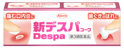 名　称 新デスパコーワ　口内炎・歯肉炎　歯槽膿漏薬 内容量 13g 特　徴 口内炎はお口の粘膜にできた炎症性の病変で、その多くは潰瘍（粘膜組織の損傷）を伴います。 また、患部がしみて痛むといった不快症状を伴うことが多く、このような不快症状は少しでも早く治したいものです。 本剤をお使いになりますと、抗炎症作用のあるグリチルリチン酸二カリウム、殺菌作用のあるセチルピリジニウム塩化物水和物とヒノキチオール、粘膜組織修復作用のあるアラントインとパンテノールといった3種類の有効成分が同時に患部に働いて、すぐれた効き目を発揮します。 さらに、本剤は歯ぐきの出血やはれなど歯肉炎・歯槽膿漏に伴う諸症状に対してもすぐれた効き目を発揮するように処方設計されているクリームです。 効能・効果 口内炎、歯肉炎・歯槽膿漏における諸症状（歯ぐきの出血・発赤・はれ・うみ・痛み・むずがゆさ、口のねばり、口臭）の緩和 用法・用量 口内炎：1日2〜4回、適量を患部に塗布してください。 歯肉炎・歯槽膿漏：1日2回（朝・晩）ブラッシング後、適量（約0.3g）を指にのせ、歯ぐきに塗擦してください。 用量・用法に関連する注意 (1)用法・用量を守ってください。 (2)小児に使用させる場合には、保護者の指導監督のもとに使用させてください。 (3)歯科用にのみ使用してください。 (4)約0.3gの目安量として、約1.5cmとり出して使用してください。 成分・分量 1g中 グリチルリチン酸二カリウム・・・4.0mg （抗炎症作用により、炎症を鎮めて、はれを緩和します。） セチルピリジニウム塩化物水和物・・・0.5mg （殺菌作用により、患部の細菌汚染を防ぎます。） ヒノキチオール・・・1.0mg （殺菌作用により、患部の細菌汚染を防ぎます。） アラントイン・・・3.0mg （組織修復作用により、口内の粘膜組織を修復します。） パンテノール・・・3.0mg （組織修復作用により、口内の粘膜組織を修復します。） 添加物：マクロゴール、カルボキシビニルポリマー、グリセリン、流動パラフィン、ジメチルポリシロキサン、セタノール、ワセリン、ポリオキシエチレン硬化ヒマシ油、ステアリン酸ソルビタン、パラベン、エデト酸Ca／2Na、水酸化Na、香料 区　分 第3類医薬品、OTC医薬品/日本製 ご注意 使用上の注意 ●相談すること 1.次の人は使用前に医師、歯科医師、薬剤師又は登録販売者に相談してください (1)医師又は歯科医師の治療を受けている人。 (2)薬によりアレルギー症状を起こしたことがある人。 2.使用後、次の症状があらわれた場合は副作用の可能性がありますので、直ちに使用を中止し、添付文書を持って医師、薬剤師又は登録販売者に相談してください ・関係部位と症状 皮ふ：発疹・発赤、かゆみ その他：味覚異常 3.しばらく使用しても症状がよくならない場合は使用を中止し、添付文書を持って医師、歯科医師、薬剤師又は登録販売者に相談してください ●保管及び取扱い上の注意 (1)高温をさけ、直射日光の当たらない湿気の少ない涼しい所に密栓して保管すること。 (2)小児の手の届かない所に保管してください。 (3)他の容器に入れ替えないこと。(誤用の原因になったり品質が変わります。) (4)使用期限(外箱及びチューブに記載)をすぎた製品は使用しないでください。 ・容器の正しい使い方 キャップ上部の突起部でチューブの出し口(アルミシール)にしっかり穴をあけてお使いください。 ※使用後は必ずキャップをしっかりしめてください。 ◆その他、本品記載の使用法・使用上の注意をよくお読みの上ご使用下さい。 発売元 興和株式会社　東京都中央区日本橋本町三丁目4-14 お問合せ 興和株式会社　医薬事業部　お客様センター　電話　03-3279-7755 広告文責 株式会社ツルハグループマーチャンダイジング カスタマーセンター　0852-53-0680 JANコード：4987067215102　