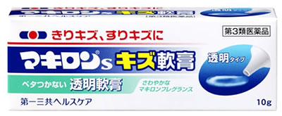 名　称 第一三共ヘルスケア　マキロンS キズ軟膏 内容量 10g　(軟膏) 特　徴 ◆きりキズ、すりキズに3つの有効成分がよく効きます。 ◆ベタつかない使用感のよい軟膏です。 ◆透明タイプの軟膏です。 ◆さわやかなマキロンフレグランスです。 ◆細口タイプなので、小さなキズにも適量使えます。 ◆小さなチューブなので携帯にも便利です。 効能・効果 切傷、すり傷、さし傷、かき傷、靴ずれ、創傷面の殺菌・消毒、痔疾の場合の肛門の殺菌・消毒 用法・用量 1日数回、適量を患部に塗布してください。 (1)小児に使用させる場合には、保護者の指導監督のもとに使用させてください。 (2)目に入らないように注意してください。万一、目に入った場合には、すぐに水またはぬるま湯で洗ってください。 なお、症状が重い場合には、眼科医の診察を受けてください。 (3)外用にのみ使用してください。 成分・分量 本剤は、軟膏剤で、100g中に次の成分を含有しています。 ベンゼトニウム塩化物・・・100mg クロルフェニラミンマレイン酸塩・・・200mg アラントイン・・・200mg 添加物：1，3-ブチレングリコール、ヒドロキシエチルセルロース、pH調整剤、香料、チモール、L-メントール 区　分 第3類医薬品、殺菌消毒薬/日本製 ご注意 使用上の注意 ●相談すること 1.次の人は使用前に医師または薬剤師にご相談ください (1)医師の治療を受けている人。 (2)本人または家族がアレルギー体質の人。 (3)薬によりアレルギー症状を起こしたことがある人。 (4)患部が広範囲の人。 (5)深い傷やひどいやけどの人。 2.次の場合は、直ちに使用を中止し、文書を持って医師または薬剤師にご相談ください (1)使用後、次の症状があらわれた場合 皮 ふ・・・発疹・発赤、かゆみ、はれ (2)5〜6日間使用しても症状がよくならない場合 ●保管および取扱い上の注意 (1)直射日光の当たらない涼しい所に密栓して保管してください。(キャップがゆるんでいると、チューブの先端で軟膏が乾燥し固まる場合があります。) (2)小児の手の届かない所に保管してください。 (3)他の容器に入れ替えないでください。(誤用の原因になったり、品質が変わります。) (4)表示の使用期限を過ぎた製品は使用しないでください。 ◆その他、本品記載の使用法・使用上の注意をよくお読みの上ご使用下さい。 発売元 第一三共ヘルスケア株式会社　東京都中央区日本橋3-14-10 製造販売元 ジャパンメディック株式会社　富山県富山市横越168 お問合せ 第一三共ヘルスケア株式会社　お客様相談室　電話：03-5205-8331 広告文責 株式会社ツルハグループマーチャンダイジング カスタマーセンター　0852-53-0680 JANコード：4987107605375　