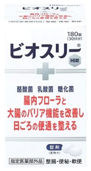 リニューアルに伴いパッケージ・内容等予告なく変更する場合がございます。予めご了承ください。 名　称 ビオスリーHi錠 内容量 180錠 特　徴 ビオスリーは腸内フローラと大腸のバリア機能を改善することで、日ごろの便通を整えます。 乳酸菌だけでなく、酪酸菌、糖化菌を加えた3種の活性菌を配合しています。 便秘や軟便にも、日ごろのおなかのケアにも使えます。 のみやすい、やや甘みのある小粒の錠剤です。 活性菌トリプル共生処方 整腸・便秘・軟便 1．糖化菌−腸内有用菌である乳酸菌やビフィズス菌を増やします。 2．乳酸菌−乳酸を産生して腸内フローラを改善するとともに、酪酸菌の増殖を助けます。 3．酪酸菌−乳酸菌とともに腸で増え、大腸のエネルギー源として腸の機能維持に必要な酪酸を産生します。 効能・効果 整腸（便通を整える）、便秘、軟便、腹部膨満感 成　分 6錠中 酪酸菌・・・150mg （腸内フローラを改善するとともに大腸のバリア機能に必要な粘液の分泌を促すとされている酪酸を産生します。） ラクトミン（乳酸菌）・・・30mg （乳酸を産生して腸内フローラを改善するとともに、酪酸菌の増殖を助けます。） 糖化菌・・・150mg （腸内有用菌である乳酸菌やビフィズス菌を増やします。） 添加物として、ポリビニルアルコール（完全けん化物）、ポビドン、バレイショデンプン、乳糖水和物、ステアリン酸Mgを含有する。 用法・用量 次の量を、食後に服用してください。 成人（15歳以上）・・・1回量2錠、1日服用回数3回 5歳以上15歳未満・・・1回量1錠、1日服用回数3回 5歳未満・・・服用しないこと ●用法・用量に関連する注意（1）小児に服用させる場合には、保護者の指導監督のもとに服用させてください。 （2）用法・用量を厳守してください。 区　分 指定医薬部外品/生菌整腸剤/日本製 ご注意 【使用上の注意】 ●相談すること 1．次の人は服用前に医師又は薬剤師にご相談ください。 医師の治療を受けている人。 2．次の場合は、服用を中止し、この添付文書を持って医師又は薬剤師にご相談ください。 1ヵ月位服用しても症状がよくならない場合。 【保管及び取扱い上の注意】（1）直射日光のあたらない湿気の少ない涼しい所に密栓して保管してください。 （2）小児の手の届かない所に保管してください。 （3）他の容器に入れ替えないでください。 （誤用の原因や品質が変わるおそれがあります。） （4）本剤は湿気を吸いやすいので、服用のつど必ずフタをかたくしめてください。 （5）ビンの中の上部のつめものは、錠剤がこわれるのを防ぐために入れてありますので、フタを開けた後は取り除いてください。 （6）使用期限のすぎた製品は服用しないでください。 （7）箱とビンの「開封年月日」記入欄に、ビンを開封した日付を記入してください。 （8）一度開封した後は、品質保持の点から開封日より6ヵ月以内を目安になるべくすみやかに服用してください。 ◆本品記載の使用法・使用上の注意をよくお読みの上ご使用下さい。 製造販売元 東亜薬品工業株式会社　東京都渋谷区笹塚2丁目1番11号 提携 東亜新薬株式会社　東京都新宿区西新宿町三丁目2番11号 販売元 アリナミン製薬株式会社　大阪市中央区道修町四丁目1番1号 問い合わせ先：「お客様相談室」　電話：フリーダイヤル　0120-567-087 広告文責 株式会社ツルハグループマーチャンダイジング カスタマーセンター　0852-53-0680 JANコード：4987910710587