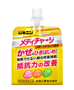 ジキニンメディチャージは、ビタミン、アミノ酸類、生薬エキスなどをバランスよく配合した、かぜのひき始めなどの発熱でだるい時や食欲がないけど栄養補給したい時に優れた効果を発揮するゼリータイプの栄養剤です。 ビタミンB2、ビタミンB6、アミノ酸（イソロイシン、バリン、ロイシン）、タウリンに加え、カンゾウ（甘草）エキスを配合したゼリータイプの栄養剤です。 のみやすいスポーツドリンク風味です。 効能・効果 体力、身体抵抗力又は集中力の維持・改善 疲労の回復・予防 日常生活における栄養不良に伴う身体不調の改善・予防：疲れやすい・疲れが残る・体力がない・身体が重い・身体がだるい、肌の不調（肌荒れ・肌の乾燥） 病中病後の体力低下時、発熱を伴う消耗性疾患時、食欲不振時、妊娠授乳期又は産前産後等の栄養補給 用法・用量 成人（15才以上）1日1回1袋（100mL）を服用してください。 ※15歳未満は服用しないこと。 成分 （1日量1袋100mL中） リボフラビンリン酸エステルナトリウム（ビタミンB2リン酸エステル） 12mg、ピリドキシン塩酸塩（ビタミンB6） 10mg、L-イソロイシン 100mg、L-バリン 80mg、L-ロイシン 240mg、カンゾウ（甘草）エキス 20mg（原生薬換算量100mg）、タウリン 500mg 添加物としてアルコール、安息香酸Na、果糖ブドウ糖液糖、カラギーナン、クエン酸水和物、クエン酸Na水和物、パラベン、プロピレングリコール、ポリオキシエチレン硬化ヒマシ油、香料、カラメル、キサンタンガム、ジメチルポリシロキサン、二酸化ケイ素、乳酸Ca水和物、白糖、ローカストビーンガムを含有します。（アルコール0.2mL以下）　