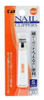 【商品名】 オレンジケア つめきり(爪切り) Sサイズ カーブ刃 【保管上の注意】 使用後は乾燥した布で汚れをよく拭きとり、温度と湿度が低い通気性の良い所に保管してください。 【製造販売会社】 大木ヘルスケアホールディングス 【ご使用について】 【使用上の注意】 ・ツメ切り以外の目的で金属など硬いものの切断に使わないでください。 ・刃部に汚れや水分などが付着した放置しますと、サビの発生のもととなります。 【素材】 ●刃部 ステンレス刃物鋼 ●テコ 強化ナイロンカバー、ABS樹脂（抗菌剤含有） ●ストッパー ポリプロピレン（抗菌剤含有） ●ヤスリ ステンレススチール ●抗菌剤 酸化銀-リン酸亜鉛カルシウム、アルミニウム 製品の特徴 ●KAI 貝印 ORANGE CARE（オレンジケア）爪切り カーブ刃 ●切ったツメが飛びにくく、ツメが切りやすい側面Uカットのストッパーケース付きです。 ●エッチング加工ツメヤスリは、ヤスリ掛けがなめらかで、形よく仕上がります。 ●安心の日本製。 ●細かく切りそろえるのに便利。　