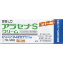 第1類医薬品購入には、薬剤師の問診結果を承諾いただいた後に、商品が配送されます。 第1類医薬品以外の商品を同時ご購入の場合、第1類医薬品の問診承諾が完了するまで商品は発送されません。 ・第1類医薬品の確認にお時間をいただいた場合でも、第1類医薬品以外の商品を先に別送することはできません。 ・第1類医薬品がキャンセルになりますと、ご注文すべての商品がキャンセルとなり、他の商品は再度ご購入手続きが必要となります。その際にご利用いただいたクーポン等の有効期間が切れた場合、クーポン内容は補償されませんので予めご了承ください。 ※お一人様1個限りとなります。 商品詳細 アラセナSクリームは・・・ ○抗ヘルペスウイルス成分ビダラビンを含有する口唇ヘルペスの再発治療薬です。 ○口唇やそのまわりにピリピリ、チクチクなどの違和感をおぼえたら、すぐに塗布することをおすすめします。 成分・分量・用法 成分・分量 1g中 ビダラビン・・・30mg （ヘルペスウイルスの増殖をおさえます。） 添加物として、ステアリン酸、パルミチン酸、セタノール、自己乳化型モノステアリン酸グリセリル、グリセリン、D-ソルビトール、水酸化Na、水酸化K、パラベン、その他3成分を含有します。 用法及び用量 1日1〜4回、患部に適量を塗布する。（唇やそのまわりにピリピリ、チクチクなどの違和感をおぼえたら、すぐに塗布する） ＜用法・用量に関する注意＞ （1）定められた用法・用量を厳守してください。 （2）小児に使用させる場合には、保護者の指導監督のもとに使用させてください。 （3）目に入らないよう注意してください。万一、目に入った場合には、すぐに水又はぬるま湯で洗ってください。なお、症状が重い場合には眼科医の診療を受けてください。 （4）外用にのみ使用してください。 （5）口に入れたり、なめたりしないでください。 （6）家族で初めて発症したと思われる人が誤って使用しないよう、十分注意してください。 剤型・形状 クリーム 効能 効能・効果 口唇ヘルペスの再発（過去に医師の診断・治療を受けた方に限る） 使用上の注意 使用上の注意点 1．次の人は使用しないでください （1）医師による口唇ヘルペスの診断・治療を受けたことのない人。 （医師による口唇ヘルペスの診断を受けたことのない人は、自分で判断することが難しく、初めて発症した場合には症状がひどくなる可能性がありますので、医師の診療を受けてください。） （2）患部が広範囲の人。（患部が広範囲に及ぶ場合は重症ですので、医師の診療を受けてください。） （3）本剤又は本剤の成分によりアレルギー症状を起こしたことがある人。（本剤の使用により再びアレルギー症状を起こす可能性があります。） （4）6歳未満の乳幼児。（乳幼児の場合、初めて感染した可能性が高いと考えられます。） （5）発熱、広範囲の発疹等の全身症状がみられる人。（発熱や広範囲の発疹など全身症状がみられる場合は、重症化する可能性がありますので、医師の診療を受けてください。） 2．口唇や口唇周辺以外の部位には使用しないでください （口唇ヘルペスは口唇やその周辺にできるものです。） 3．長期連用しないでください （本剤の使用により症状の改善がみられても、治るまでに2週間を超える場合は、重症か他の疾患の可能性があります。） 使用上の相談点 1．次の人は使用前に医師又は薬剤師にご相談ください （1）医師の治療を受けている人。（医師から処方されている薬に影響したり、本剤と同じ薬を使用している可能性もあります。） （2）妊婦又は妊娠していると思われる人。（薬の使用には慎重を期し、専門医に相談して指示を受ける必要があります。） （3）授乳中の人。（本剤と同じ成分を動物に注射したときに乳汁への移行が確認されています。） （4）薬などによりアレルギー症状を起こしたことがある人。（薬などによりアレルギーを起こした人は、本剤でも起こる可能性があります。） （5）湿潤やただれがひどい人。（重症の口唇ヘルペスか、他の疾患の可能性がありますので、専門医に相談して指示を受ける必要があります。） （6）アトピー性皮膚炎の人。（重症化する可能性がありますので、専門医に相談して指示を受ける必要があります。） 2．使用後、次の症状があらわれた場合は副作用の可能性がありますので、直ちに使用を中止し、この文書を持って医師又は薬剤師にご相談ください 関係部位：症状 皮膚：発疹・発赤、はれ、かゆみ、かぶれ、刺激感（本剤によるアレルギー症状であるか、本剤の刺激であると考えられ、このような場合、続けて使用すると症状がさらに悪化する可能性があります。） 3．5日間使用しても症状がよくならない場合又はひどくなる場合は使用を中止し、この文書を持って医師又は薬剤師にご相談ください （5日間使用しても症状の改善がみられないときは、重症か他の疾患の可能性がありますので、なるべく早く医師又は薬剤師にご相談ください。） 保管および取扱上の注意点 （1）直射日光の当たらない湿気の少ない30度以下の涼しい所に密栓して保管してください。 （2）小児の手の届かない所に保管してください。 （3）使用前後によく手を洗ってください。 （4）他の容器に入れ替えないでください。（誤用の原因になったり品質が変わるおそれがあります。） （5）使用期限をすぎた製品は、使用しないでください。なお、使用期限内であっても、開封後は6ヵ月以内に使用してください。 製品お問い合わせ先 佐藤製薬株式会社 お客様相談窓口 東京都港区元赤坂1-5-27 03(5412)7393 ●メーカー 佐藤製薬 ●商品区分 日本製・第1類医薬品 ●分類 口内炎薬 ●医薬品について 使用期限までに6ヶ月以上あるものをお送りします。 医薬品販売に関する記載事項はこちら 【第1類医薬品】ご購入の流れと注意事項 ●広告文責 株式会社ルージュ　03-3980-1585 ※画像はイメージ画像となっております。