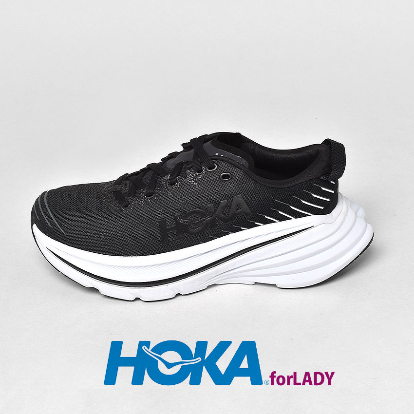 《アイテム名》 ホカ オネオネ ランニングシューズ HOKA ONEONE レディース ボンダイ X 1113513 《ブランドヒストリー》 「急進的な変革は、しばしば単純な問題を解決しようとする時に起こります。私たちの当初の目標は、下り坂を速く走れるシューズを開発することによって、エンデュランスレースでのタイムを向上させることでした。その開発過程の中、私たちは全く新しいランニングシューズのコンセプトを思いつき、私たちの新しいシューズは、上り坂でのパフォーマンスも向上させることができました。試行錯誤しながら、私たちは、過酷な条件下で100マイルを走破するアスリートに役立つシューズを新たに開発することが、すべてのランナーのパフォーマンスを向上させると気付いたのです。」HOKA ONE ONE 創設者ジャン・リュック・ディアード &amp; ニコラ・マーモッド 《アイテム説明》 HOKA ONE ONEより「ボンダイ X」です。長距離走行のためにクッション性を最大限に高めた革新的なロードシューズ。推進力のあるカーボンファイバープレートを搭載していて、ベースのBONDIシリーズのクッション性とラインはそのままに、ソフトでバランスのとれた履き心地を提供します。「ボンダイ X」は、加速性を高めるために、拡張されたメタロッカーを備え、それによってジオメトリーが調整されています。カーボンファイバープレートが、スムーズな足運びを可能にし、HOKAの拡張クラッシュパッドはマシュマロのような役割を果たし、これまでで最も柔らかいフォームを実現しています。 《カラー名/カラーコード/管理No.》 ブラック×ホワイト/BWHT/"12997500" こちらの商品は、並行輸入により海外から輸入しております。製造・入荷時期により、細かい仕様の変更がある場合がございます。上記を予めご理解の上、お買い求め下さいませ。 関連ワード： シューズ ロードシューズ ブランド シンプル スポーツ ランニング ロードランニング ロードシューズ クッション 靴 運動 おしゃれ レーニング おすすめ 定番 人気 通学 通勤 仕事 ローカット ハイカット ミドル カジュアル ハイテク ローテク 旅行 date 2022/12/01 店内検索用：US6.0(23cm) US6.5(23.5cm) US7.0(24cm) US7.5(24.5cm)Item Spec ブランド HOKA ONEONE ホカ オネオネ アイテム ランニングシューズ スタイルNo 1113513 商品名 ボンダイ X 性別 レディース 原産国 Vietnam 他 素材 アッパー：合成繊維アウトソール：合成底 重量 片足：US6.0(23cm) 約 241g 着用時のサイズ感 細身、普通の方 標準サイズ 甲高、幅広の方 1サイズ大きめ こちらのアイテムの足入れは標準です。※上記サイズ感は、スタッフが実際に同一の商品を着用した結果です。スタッフ着用の為、個人差があります。参考としてご確認ください。サイズについて詳しくはこちらをご覧下さい。 当店では、スタジオでストロボを使用して撮影しております。商品画像はできる限り実物を再現するよう心掛けておりますが、ご利用のモニターや環境等により、実際の色見と異なる場合がございます。ご理解の上、ご購入いただけますようお願いいたします。