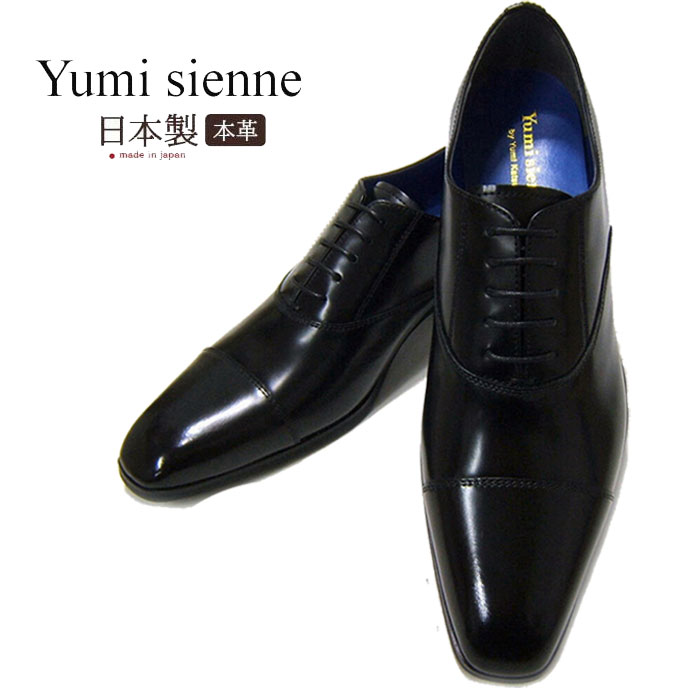 ★ユミ カツラから待望のNew Brand「Yumi Sienne/ユミジェンヌ」登場 日本の有名デザイナー「Yumi Katsura/ユミカツラ」がプロデュースした ライフスタイルアイテムやアクセサリーをリリースして人気のブランド。 スクエアで安定感のあるトゥシェイプが好評のロングノーズシリーズが登場！ 丁寧な仕上げでコストパフォーマンスの高い、国産ビジネスシューズ。 適度なツヤ感のある甲革も好印象で、もちろんフォーマルにも対応。 ベーシックなデザインだけどブランドらしい完成度があります。 ビジネスシーンやパーティーシーンでも使える1足です。 アッパー：天然皮革（牛革） ソール　：合成底 ヒール　：約3.5cm ワイズ　：3E相当 重　量　：約350g（26.5cm/片足） 生産国　：日本★ユミ カツラから待望のNew Brand「Yumi Sienne/ユミジェンヌ」登場 日本の有名デザイナー「Yumi Katsura/ユミカツラ」がプロデュースした ライフスタイルアイテムやアクセサリーをリリースして人気のブランド。 スクエアで安定感のあるトゥシェイプが好評のロングノーズシリーズが登場！ 丁寧な仕上げでコストパフォーマンスの高い、国産ビジネスシューズ。 適度なツヤ感のある甲革も好印象で、もちろんフォーマルにも対応。 ベーシックなデザインだけどブランドらしい完成度があります。 ビジネスシーンやパーティーシーンでも使える1足です。 アッパー：天然皮革（牛革） ソール　：合成底 ヒール　：約3.5cm ワイズ　：3E相当 重　量　：約350g（26.5cm/片足） 生産国　：日本